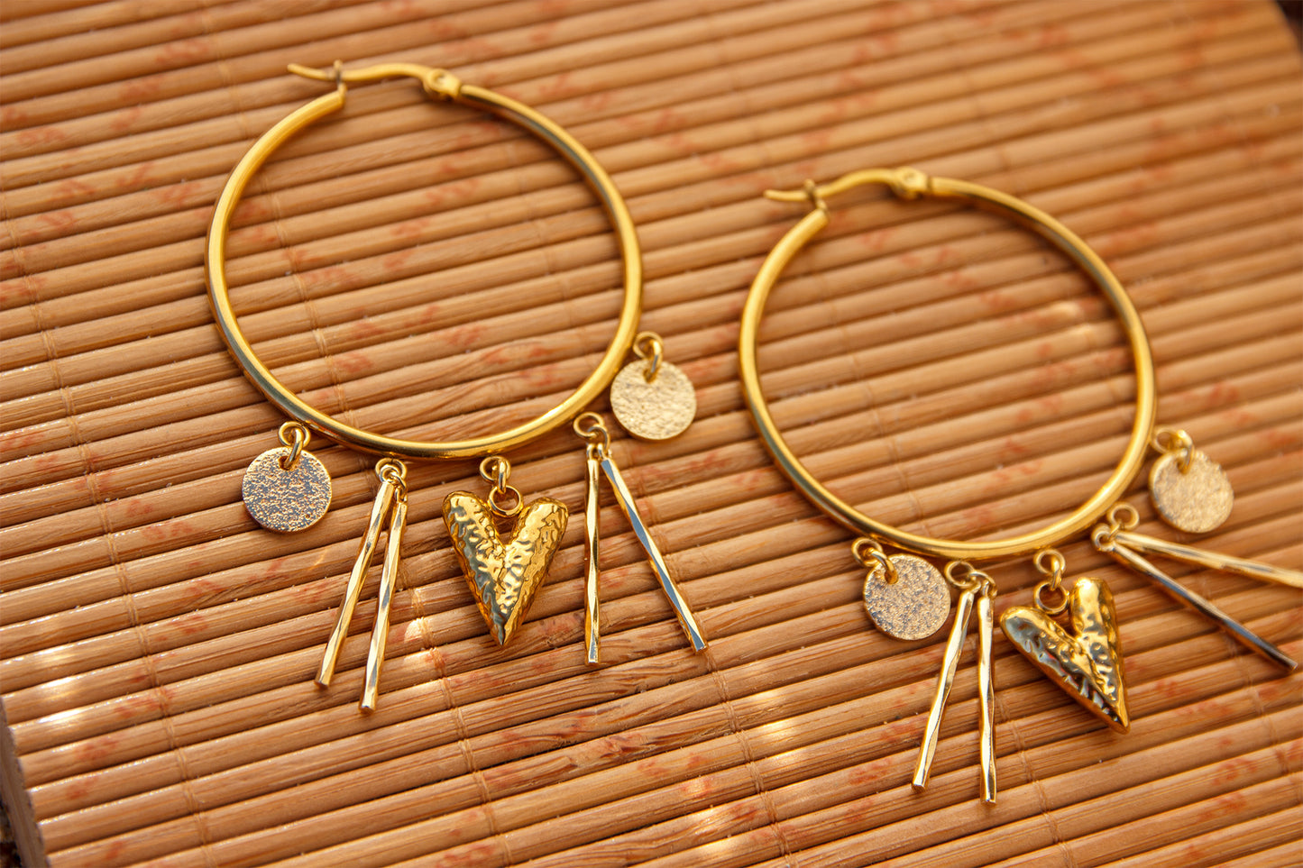 Boucles d'oreilles à breloque ex voto coeur et sequins géométriques