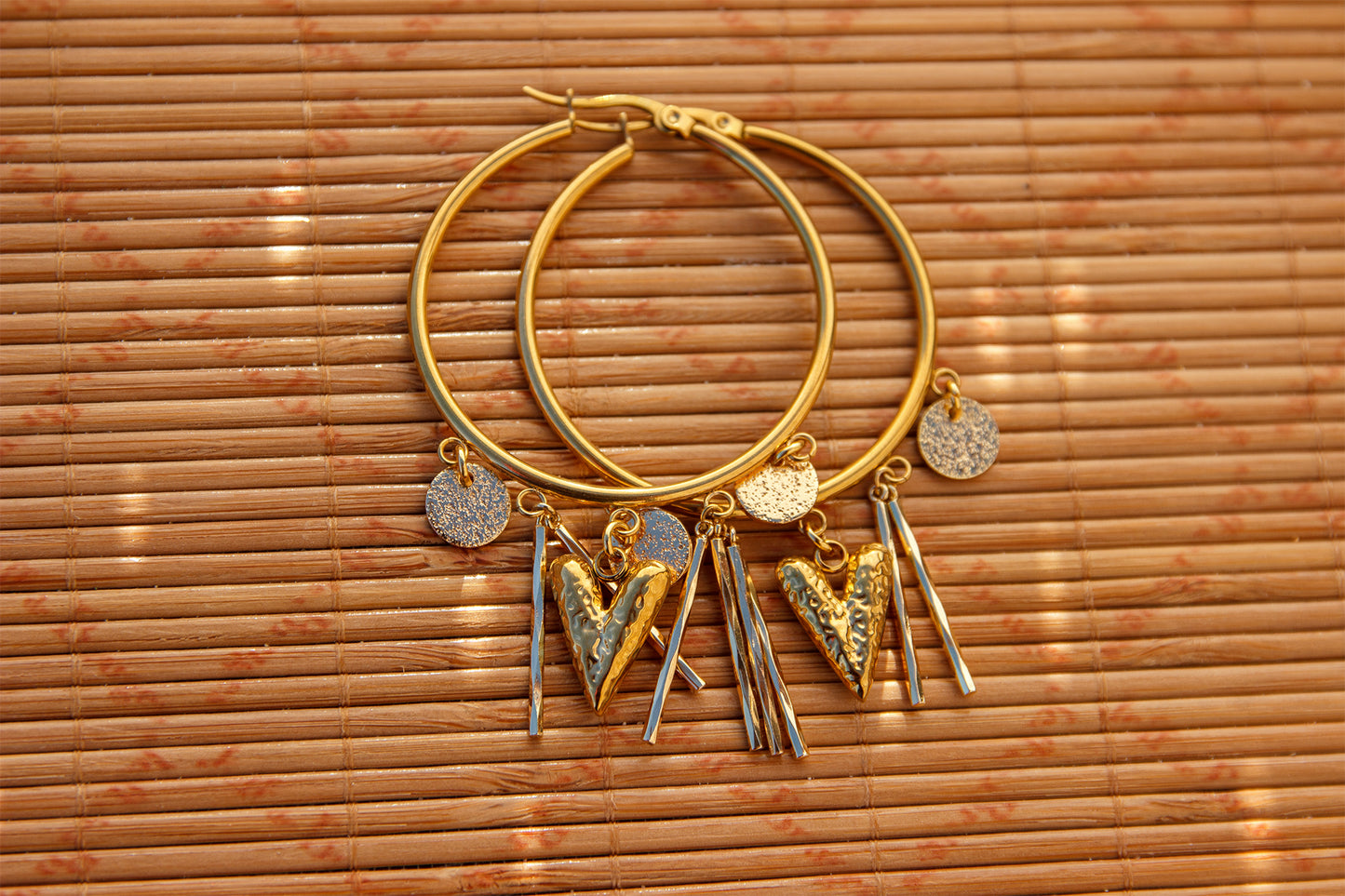 Boucles d'oreilles à breloque ex voto coeur et sequins géométriques