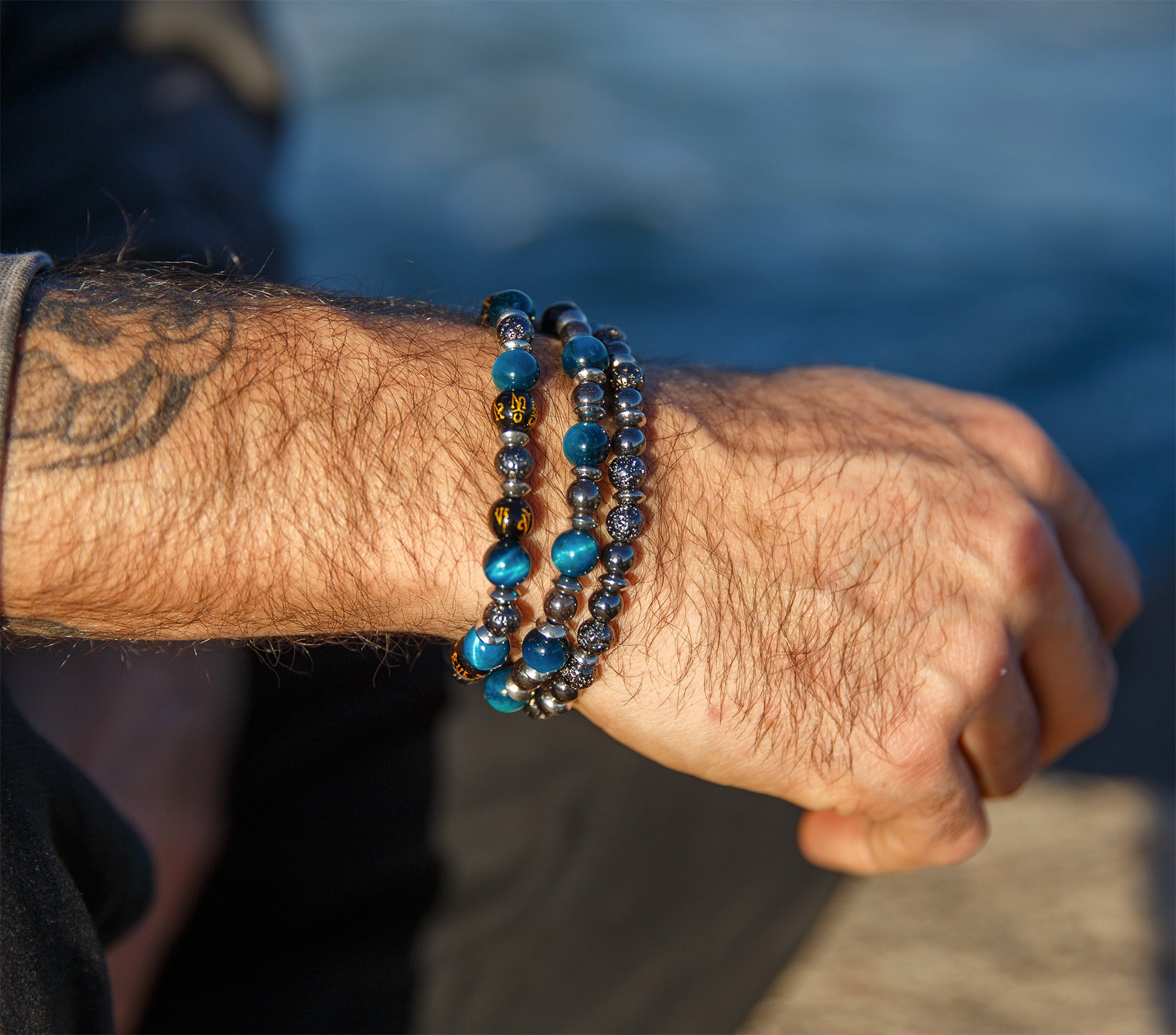 Bracelet homme perles oeil de tigre bleu 8mm perles noire en verre mantra et perle de lave - caurisandco