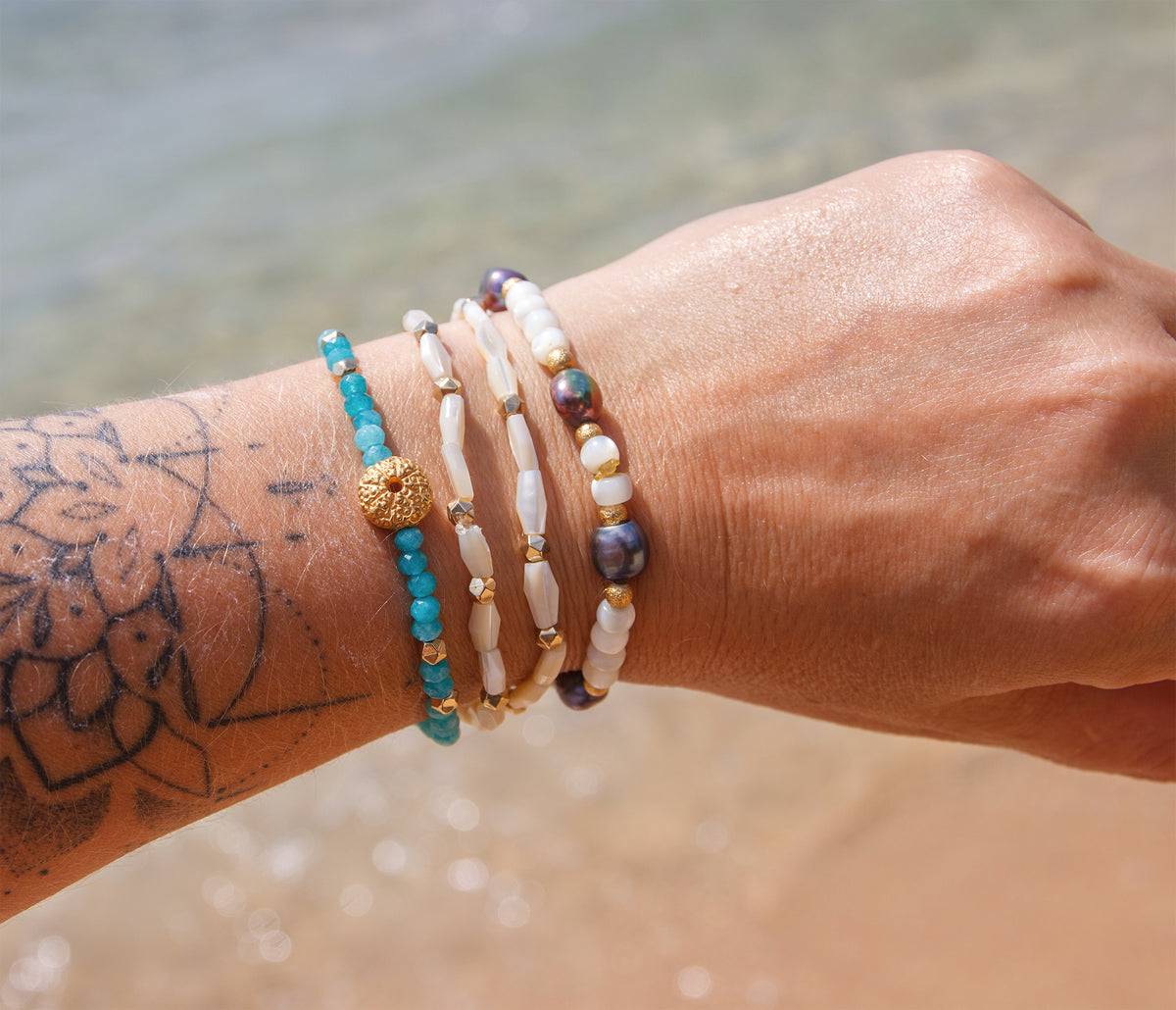 bracelet perle femme nacre tube facettée 8*4mm et perles doré - caurisandco
