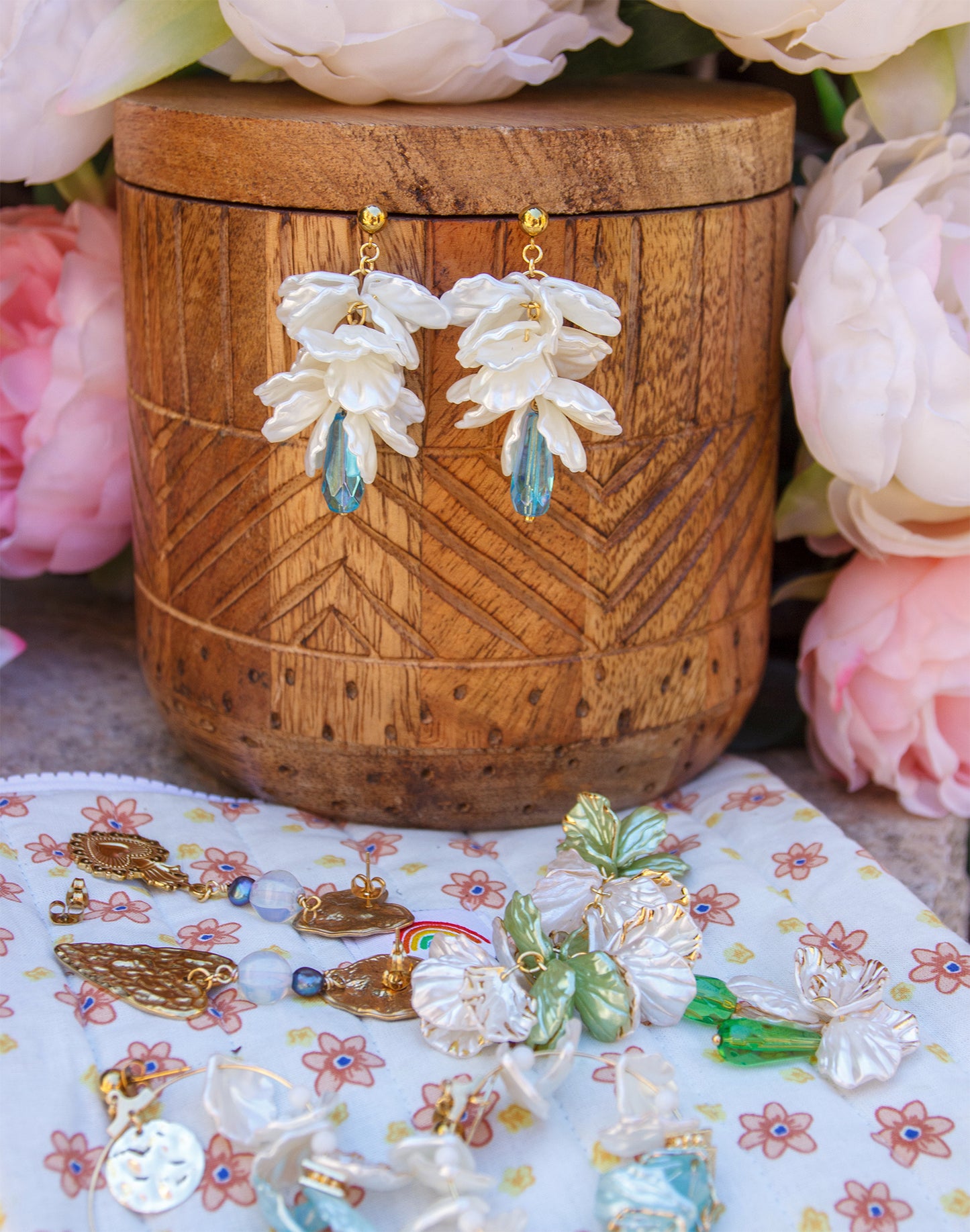 Boucles d’oreilles  pétales de fleurs blanche en grappe