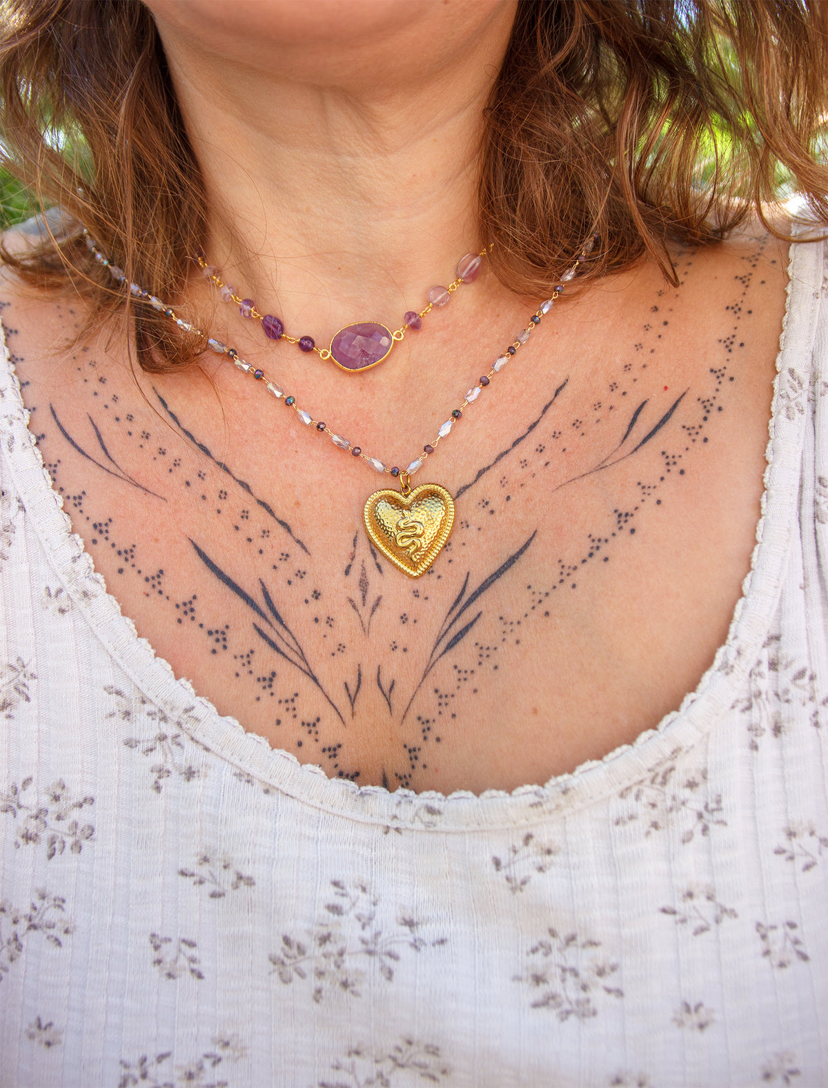collier femme talisman coeur avec serpent chaine perle en verre - caurisandco