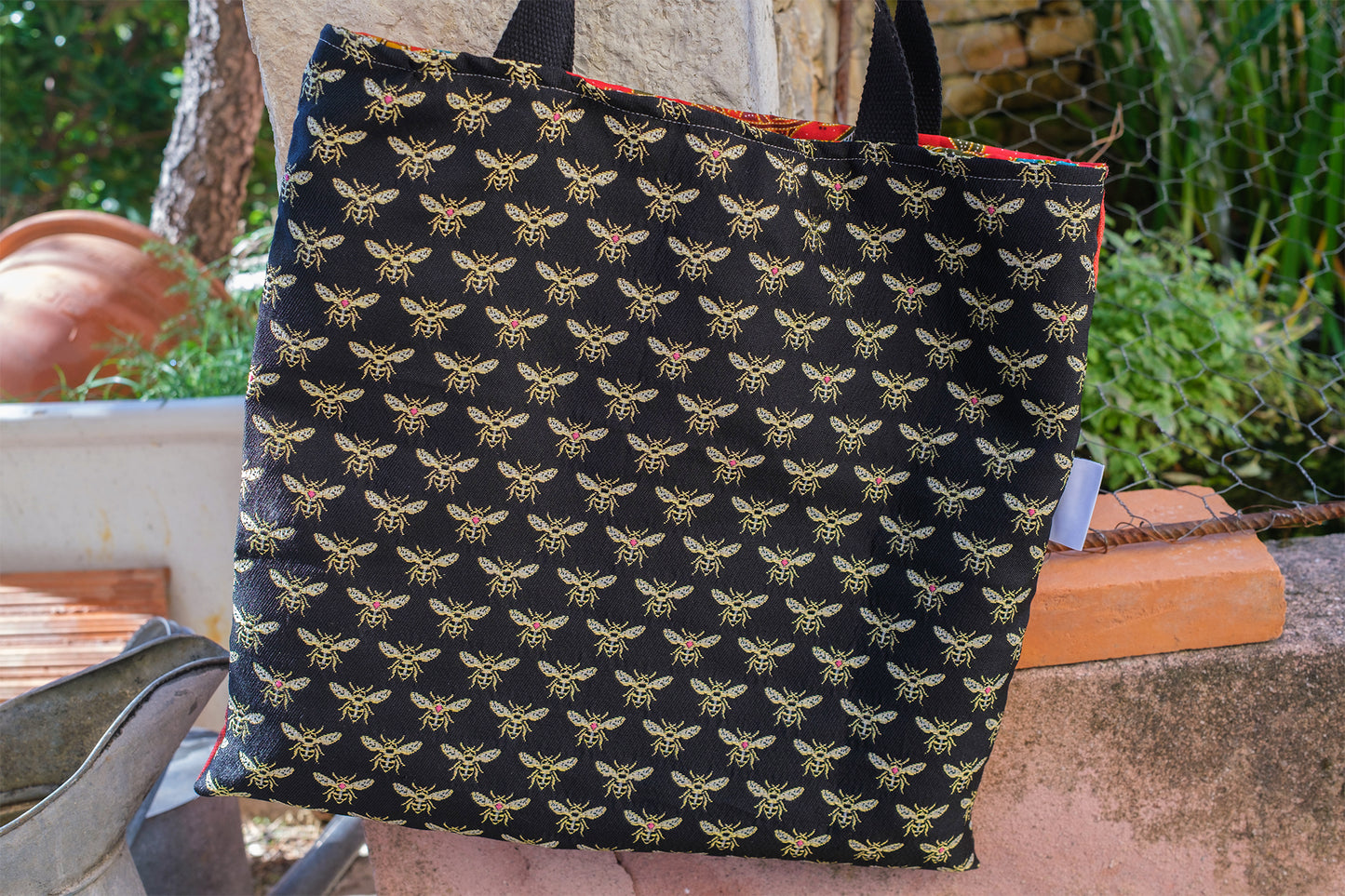 Sac tote bag visage féminin rouge 40*40 cm doublure batik PIECE UNIQUE