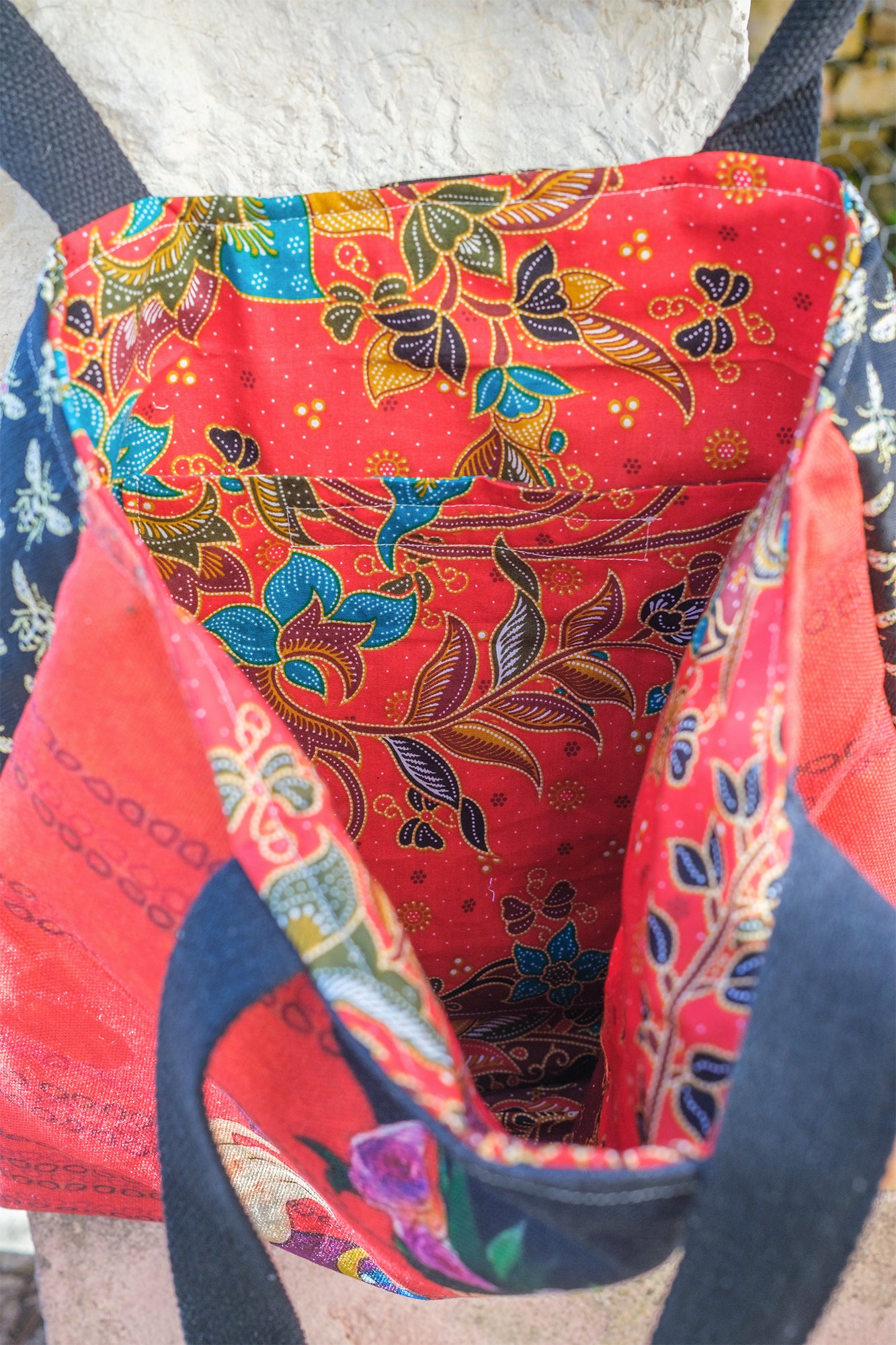 Sac tote bag visage féminin rouge 40*40 cm doublure batik PIECE UNIQUE