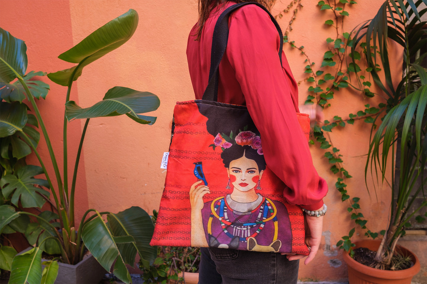 Sac tote bag visage féminin rouge 40*40 cm doublure batik PIECE UNIQUE