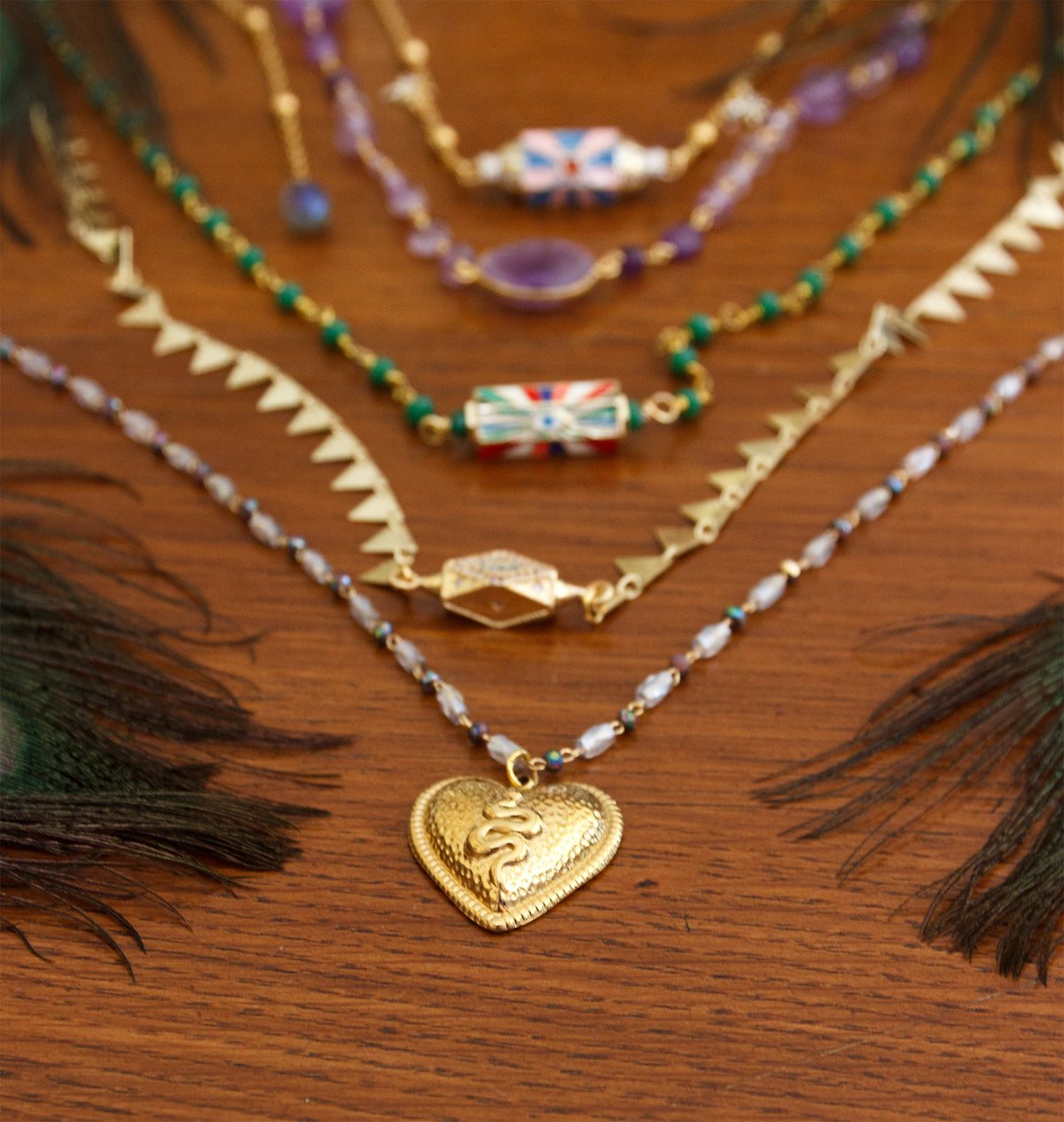 collier femme talisman coeur avec serpent chaine perle en verre - caurisandco