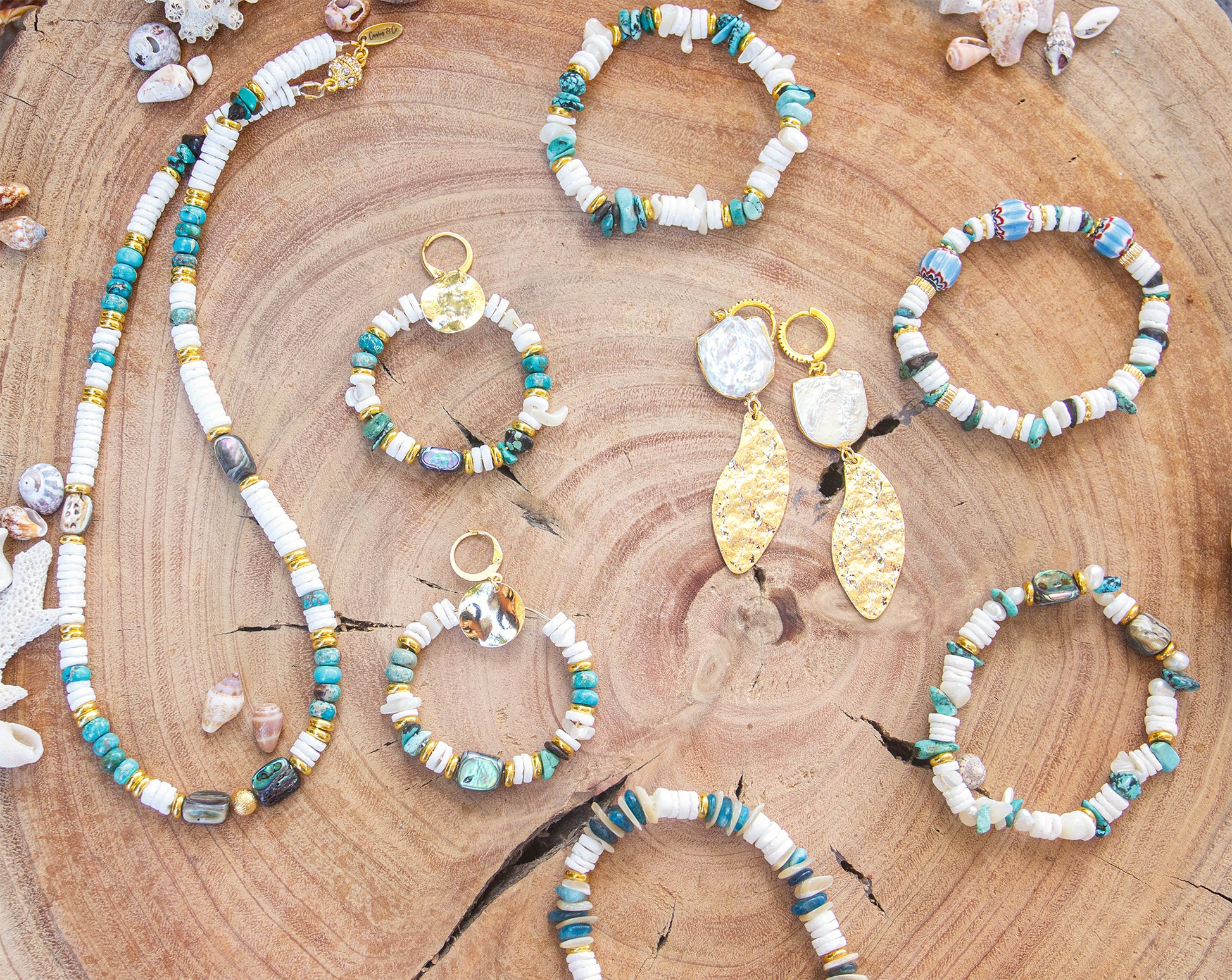 Bracelet en perles heishi coquillage et chips de turquoise synthétique - caurisandco