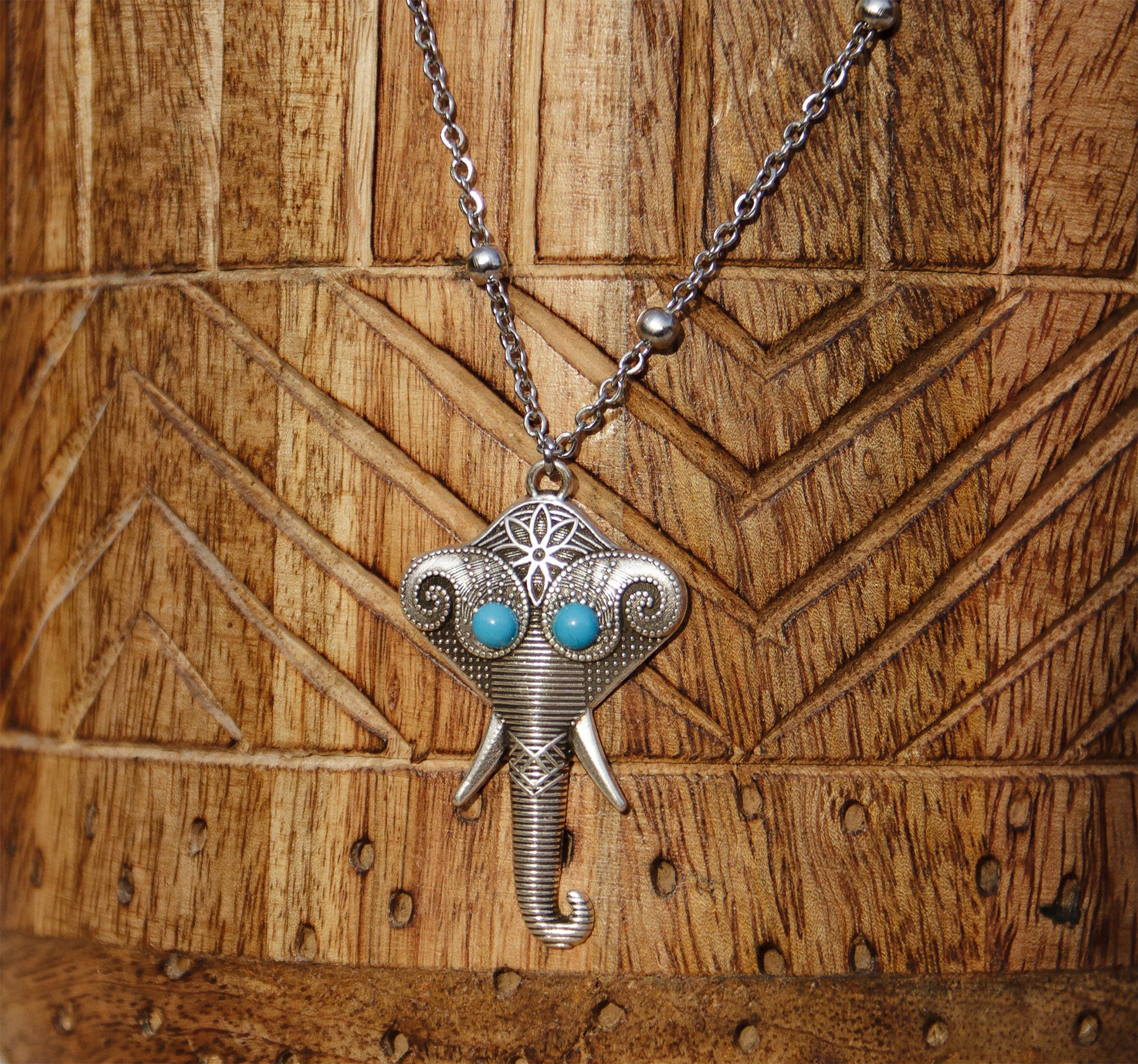 collier en acier inoxydable et pendentif elephant boheme avec oeil cabochon en turquoise caurisandco cauris and co