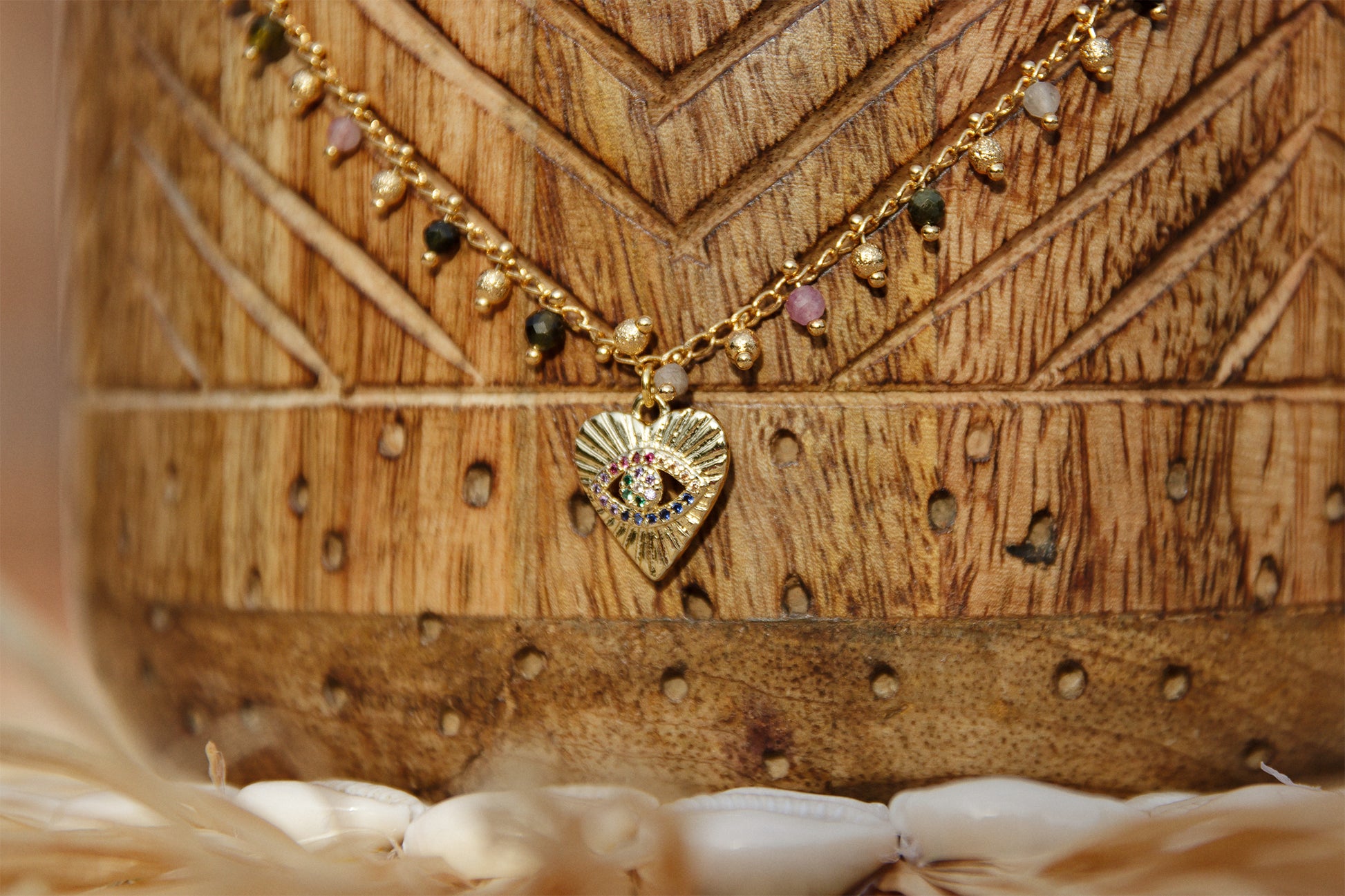 Collier chaine rosaire en tourmaline et pendentif oeil en forme de coeur - caurisandco