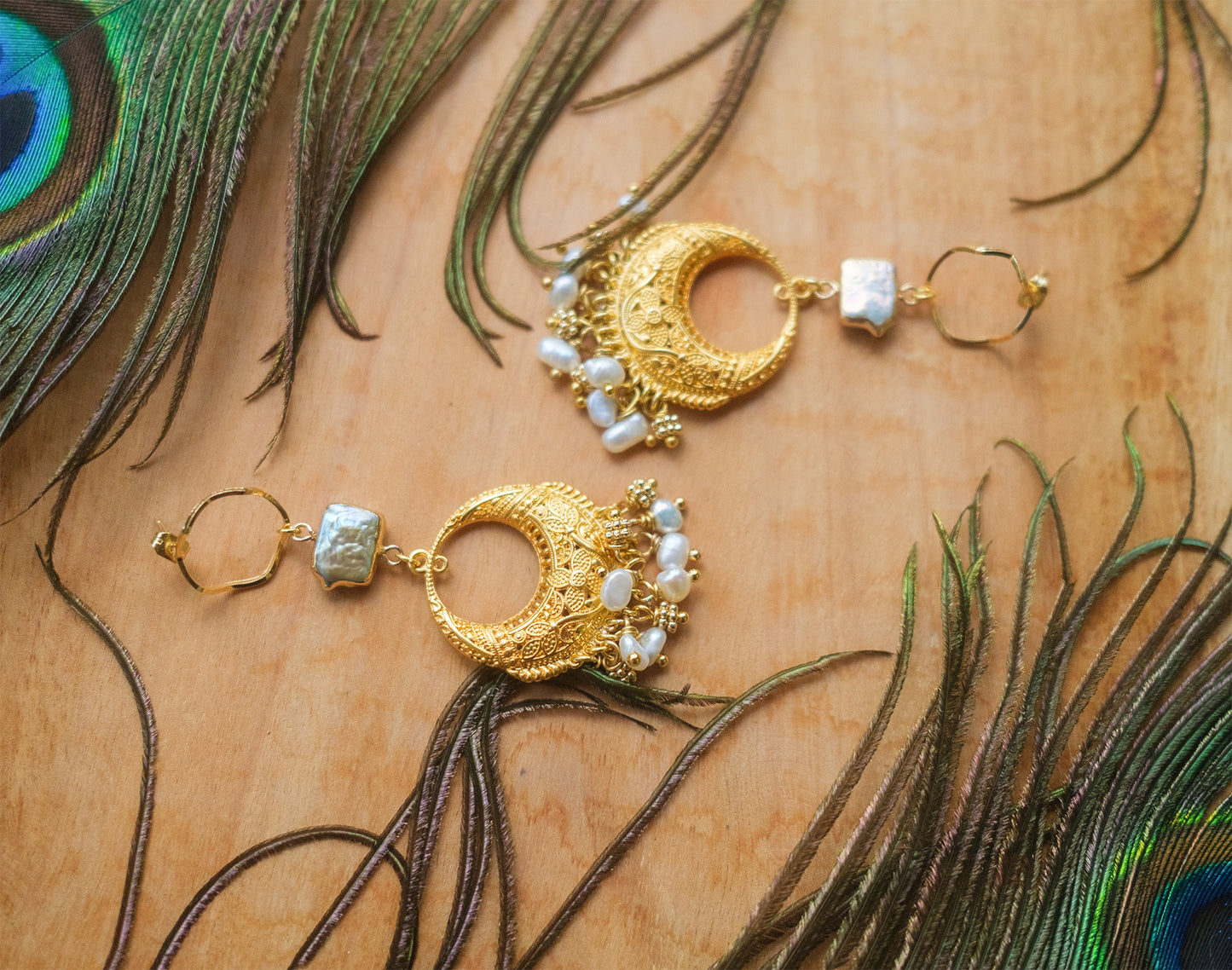 Boucle d'oreille pendante chandelier et nacre (6cm de long) - caurisandco