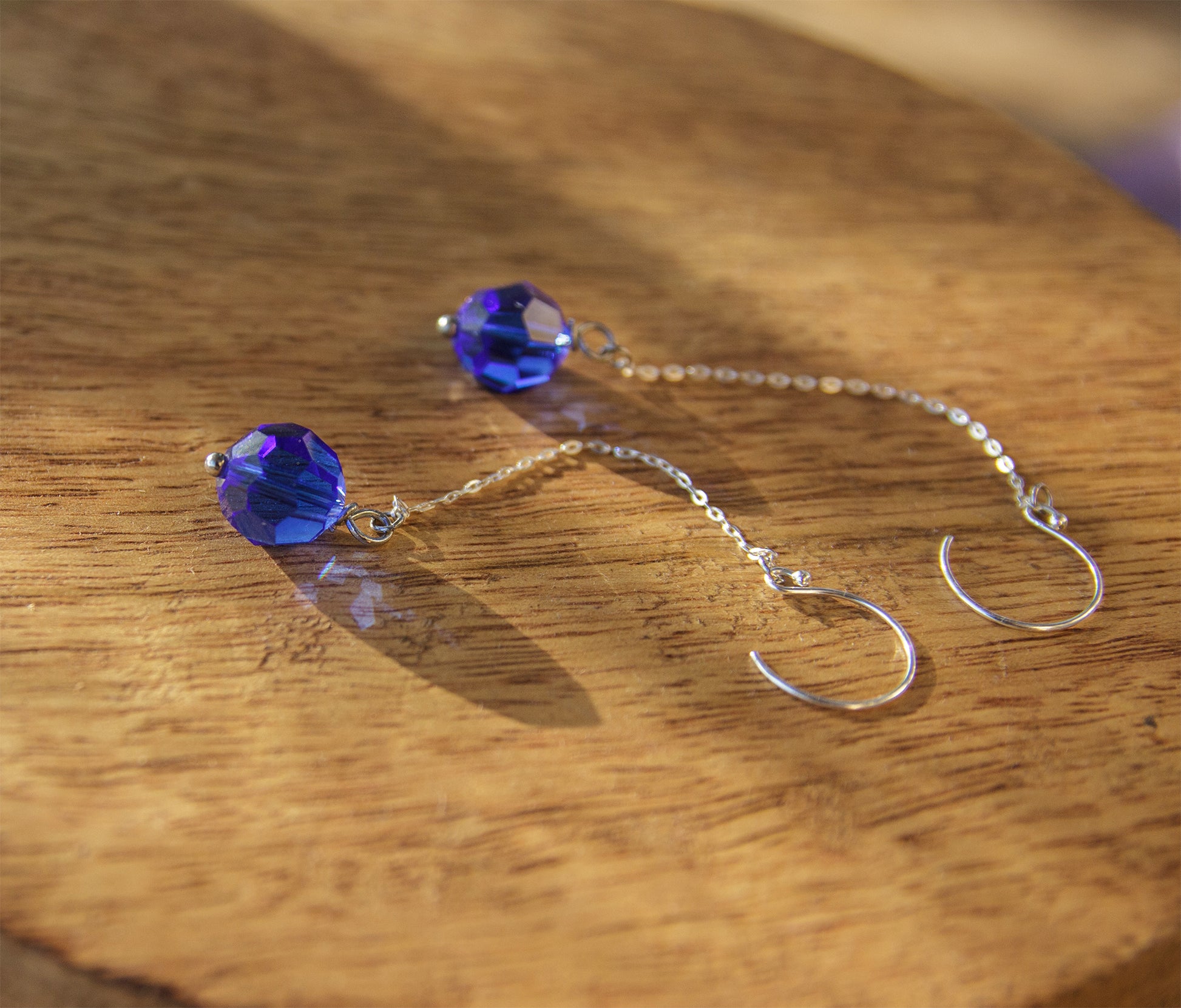 Boucle d'oreille pendante (4cm) en argent 925 et perle en cristal bleu(10mm) - caurisandco