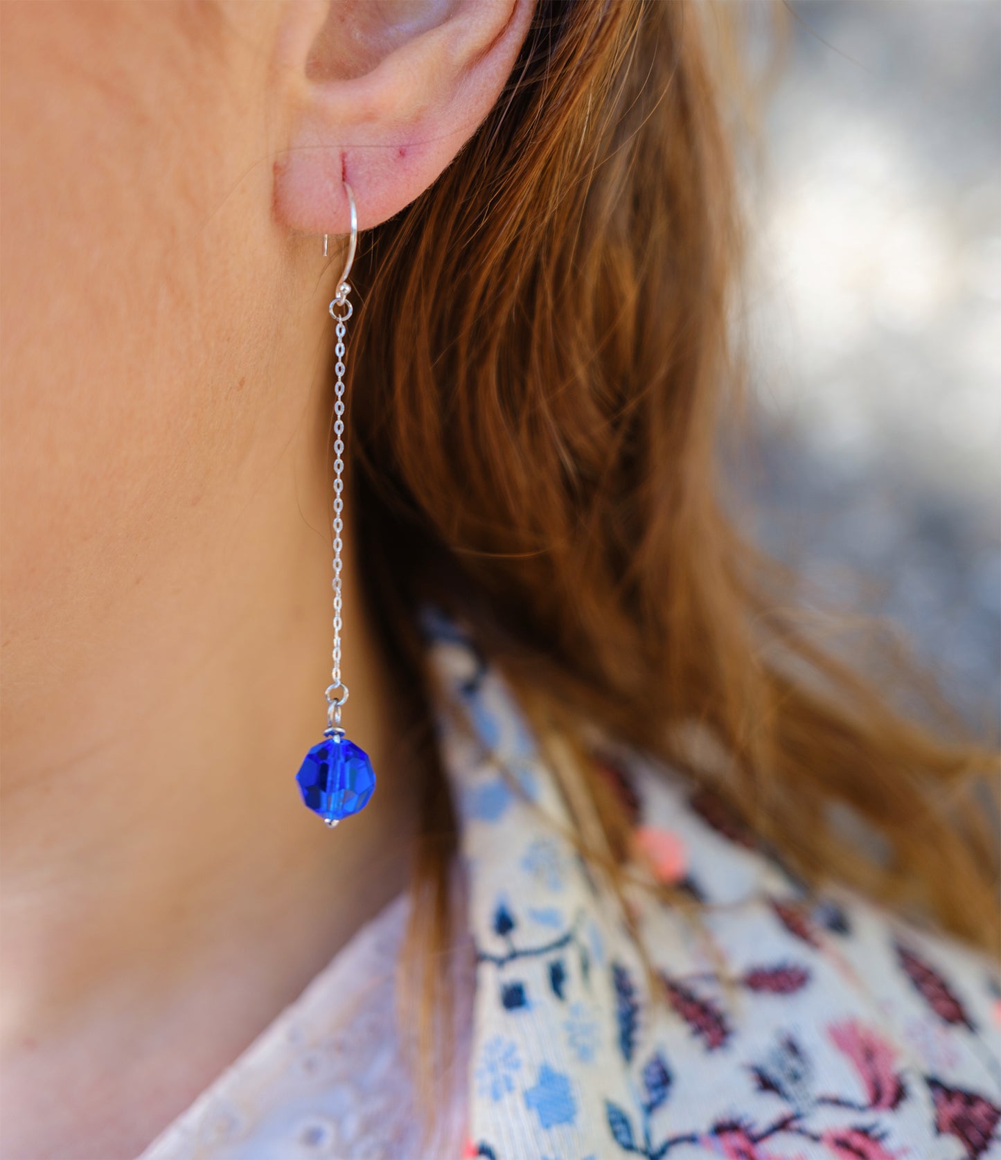 Boucle d'oreille pendante (4cm) en argent 925 et perle en cristal bleu(10mm) - caurisandco