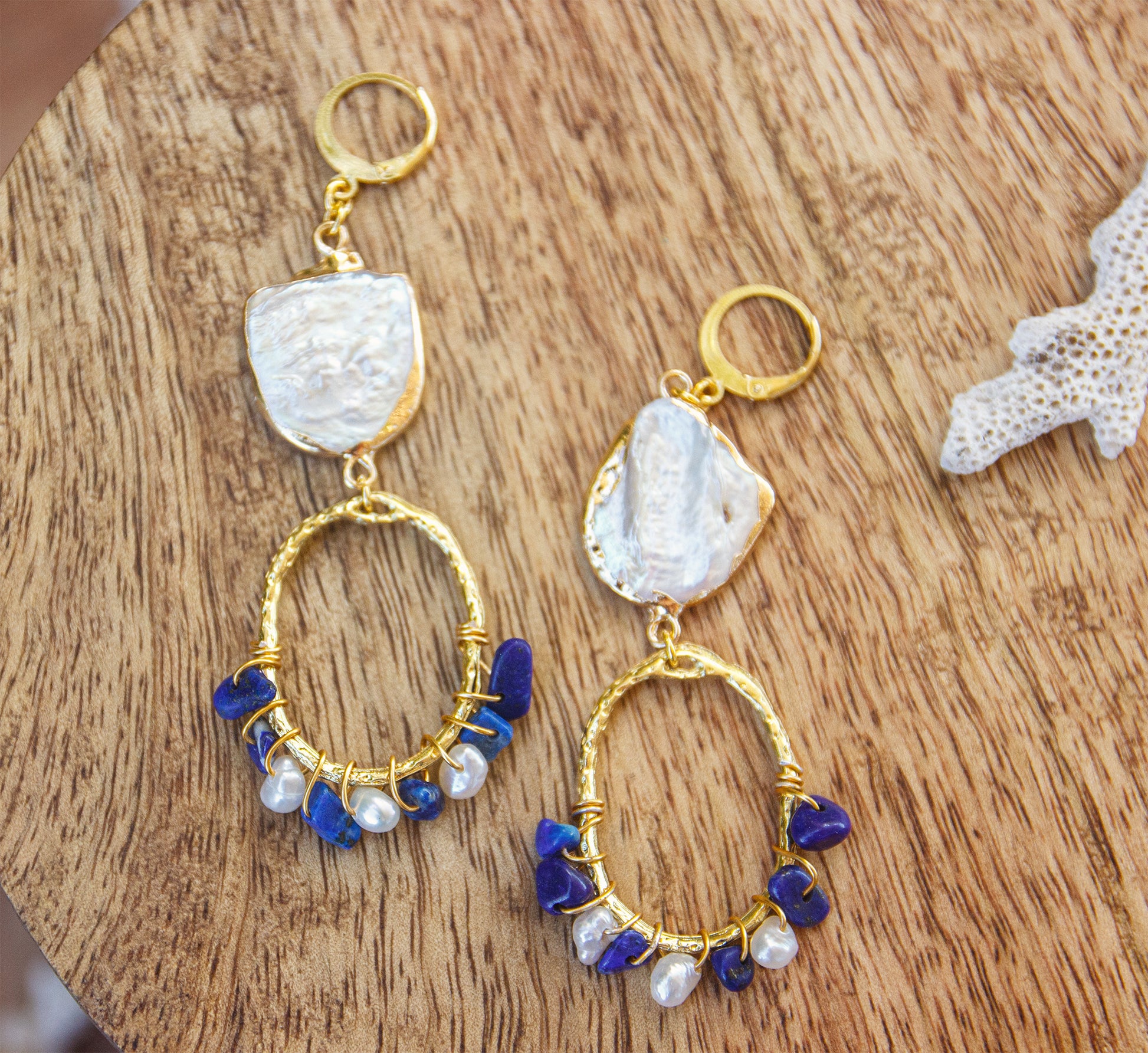 Boucle d'oreille pendante en nacre et lapis lazuli  PIECE UNIQUE - caurisandco
