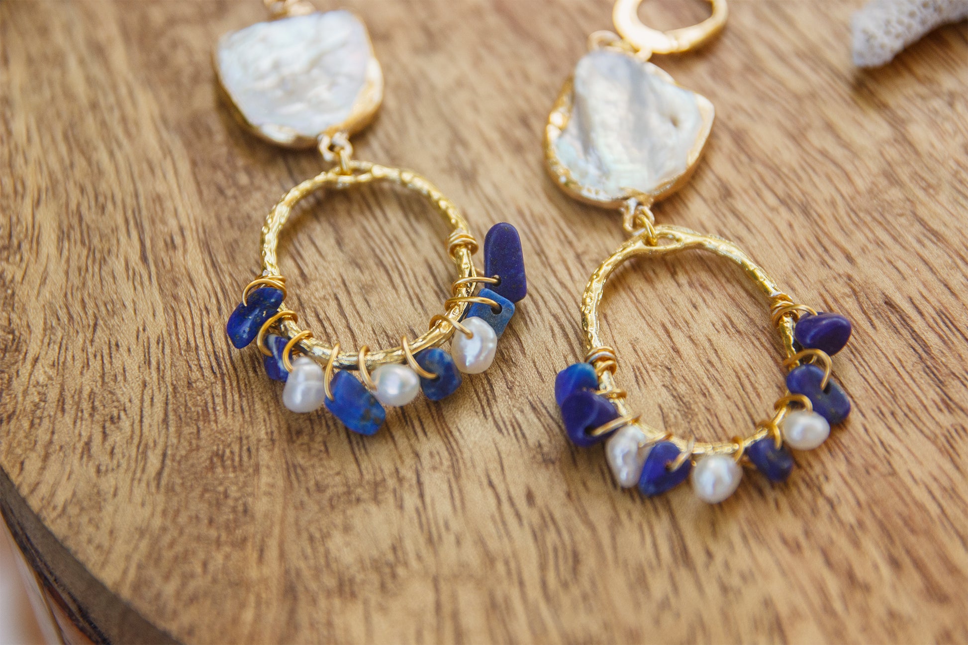 Boucle d'oreille pendante en nacre et lapis lazuli  PIECE UNIQUE - caurisandco