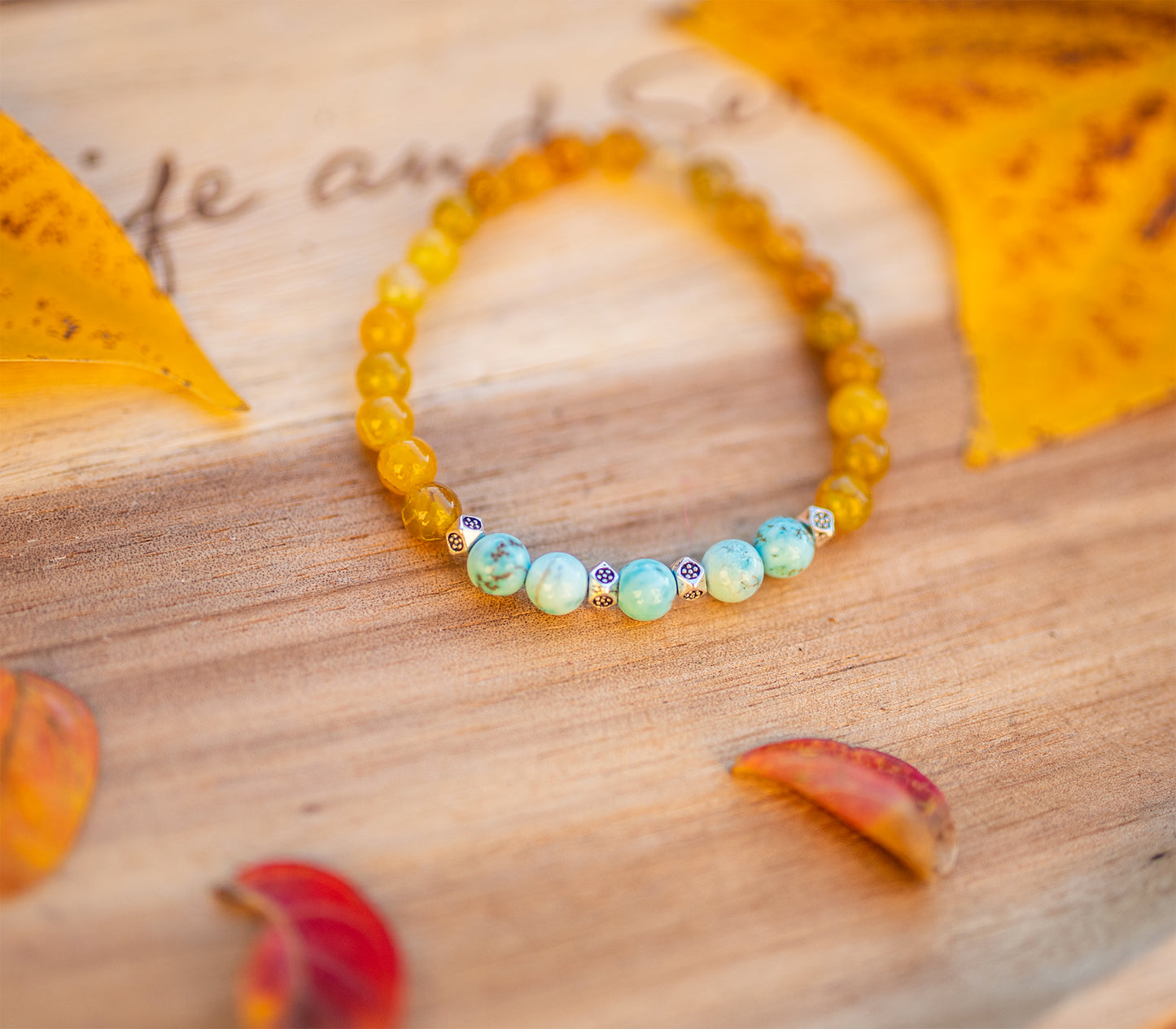 bracelet agate jaune 6mm et howlite turquoise - caurisandco