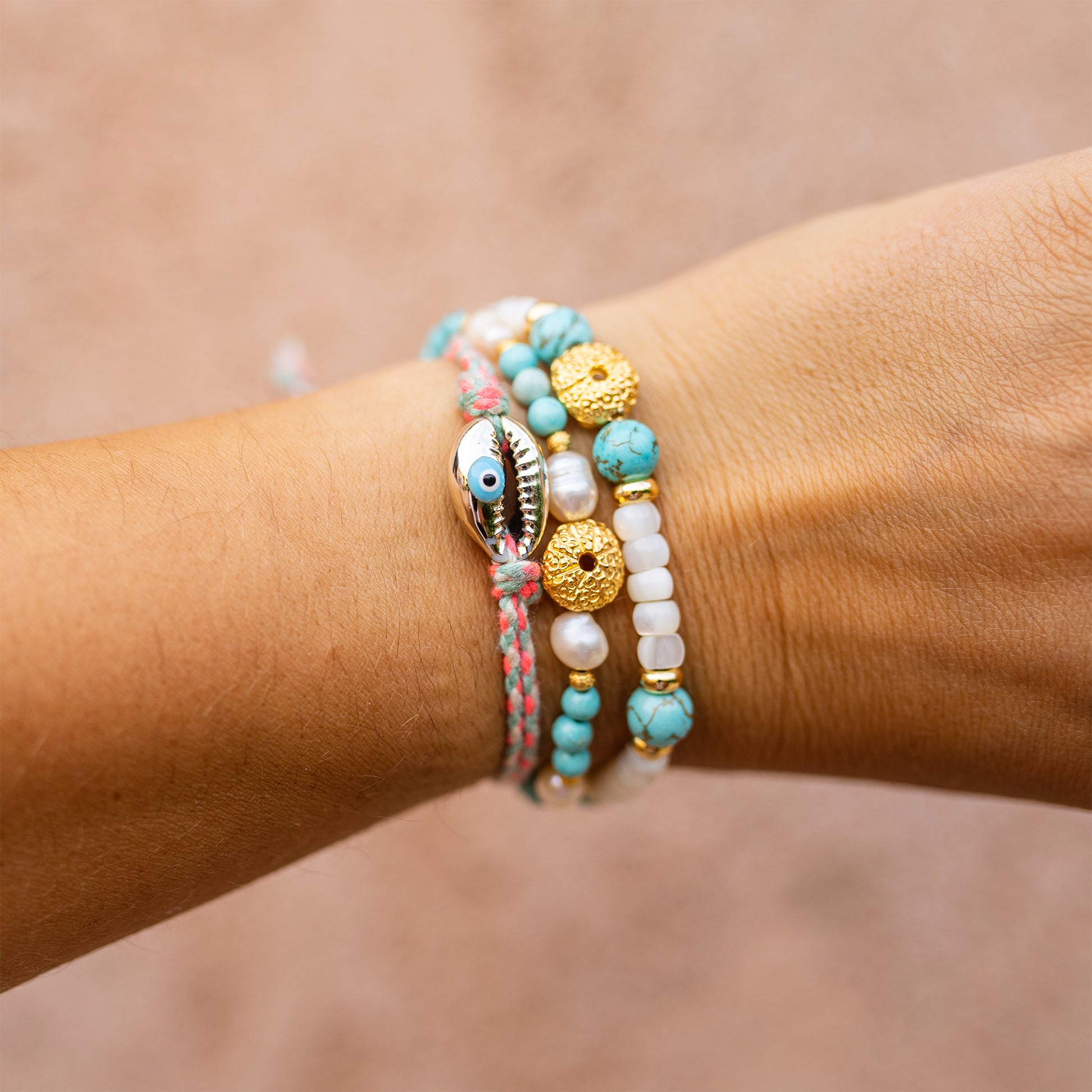 bracelet oursin doré 18K nacre howlite turquoise  fait main piece unique - caurisandco