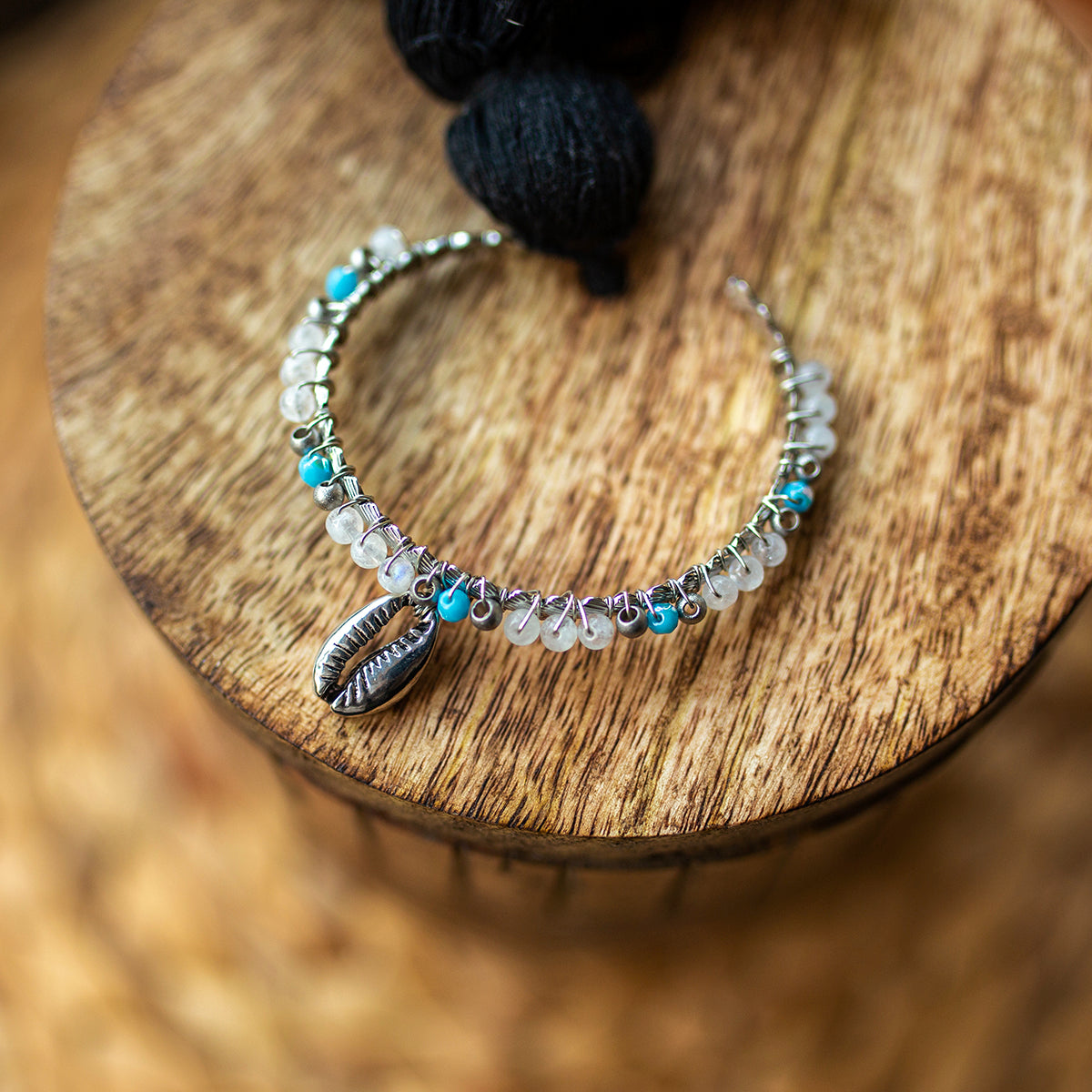 bracelet  jonc tissé en pierre naturelle moonstone perle en verre - caurisandco