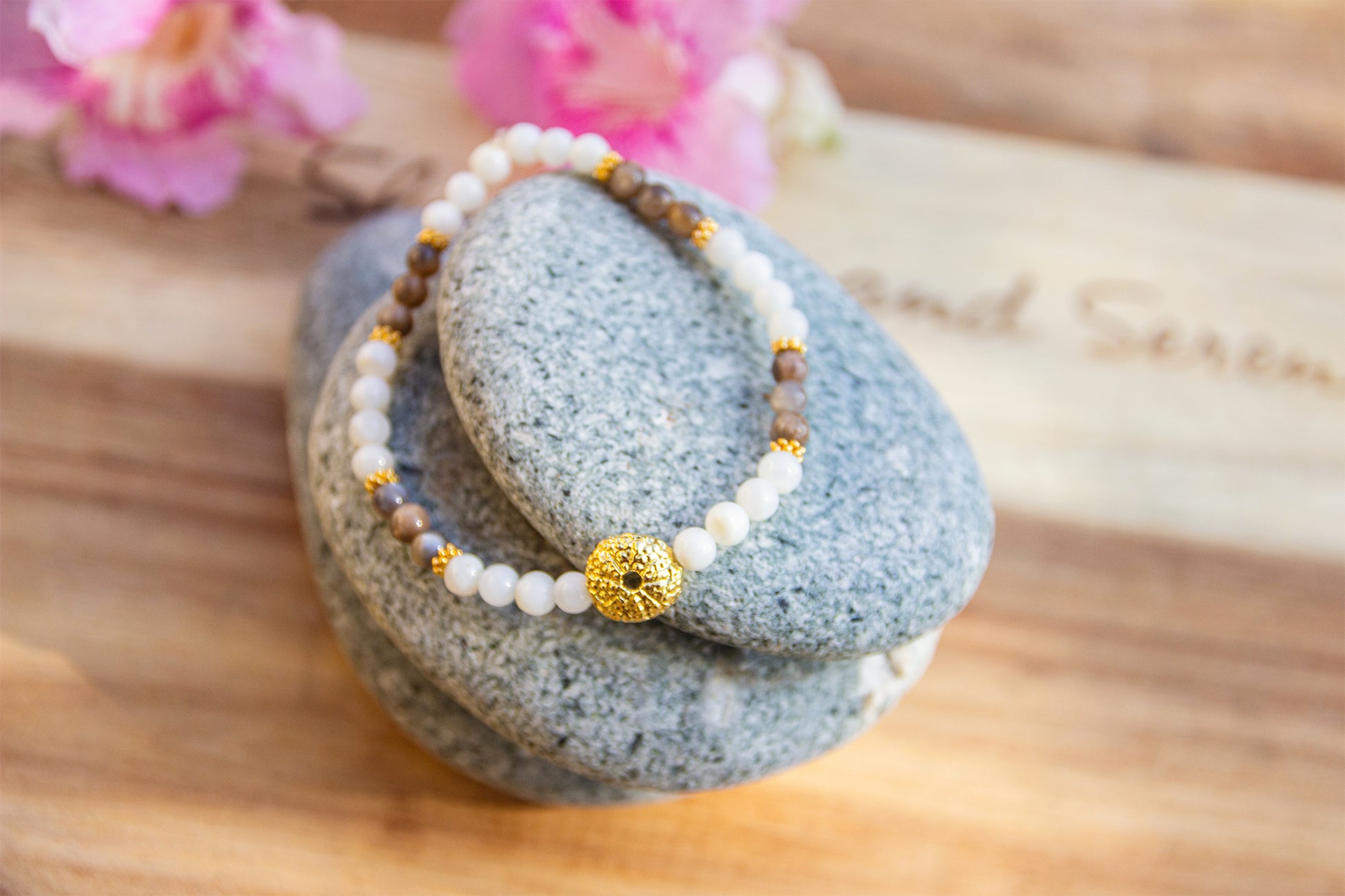 bracelet nacre pierre de lune grise oursin doré  fait main - caurisandco