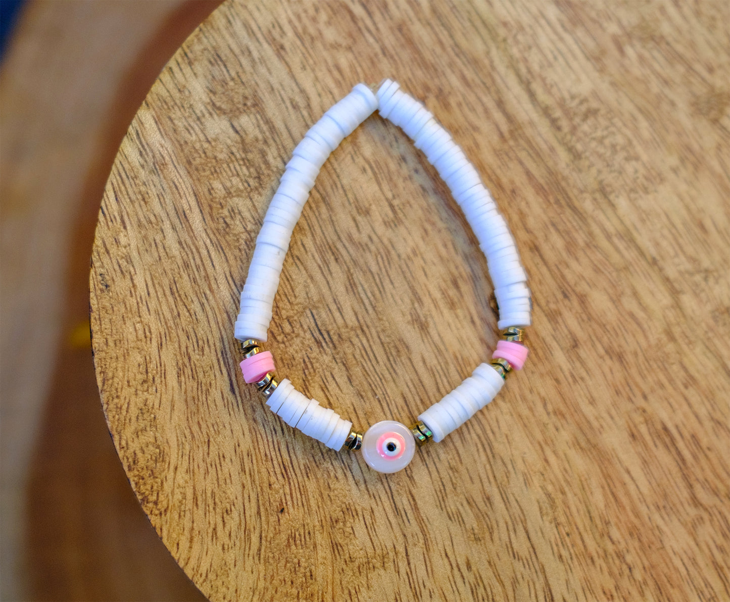 Bracelet perles heishi blanche 6 mm et oeil en nacre rond assorti - caurisandco