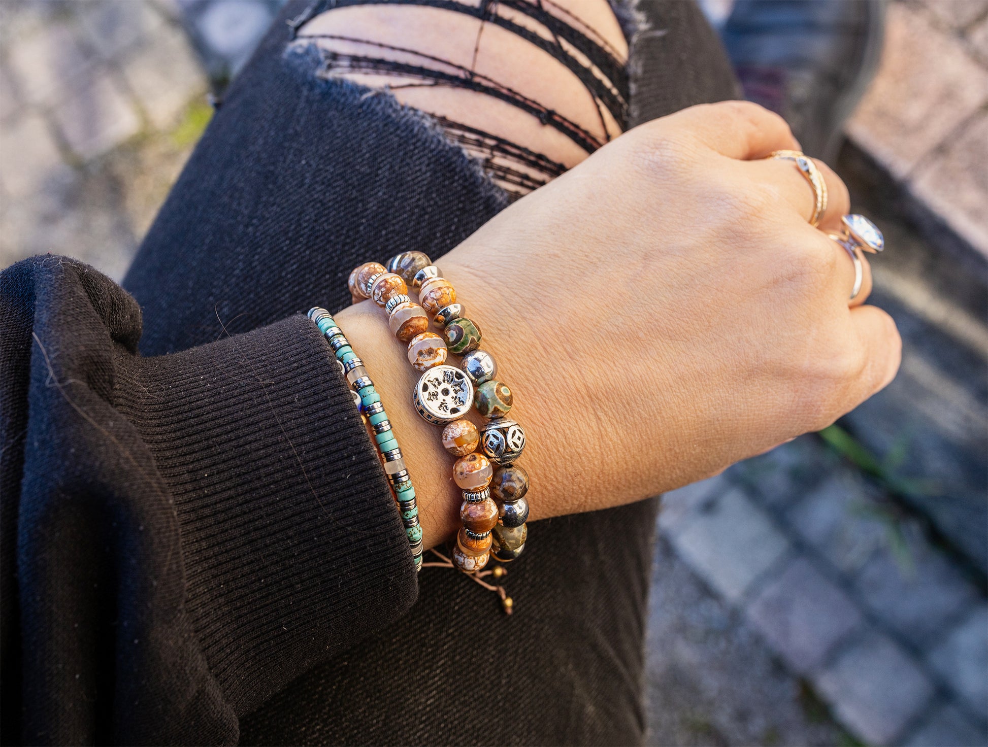 bracelet agate antique du Tibet et perles en acier inox avec mantra - caurisandco