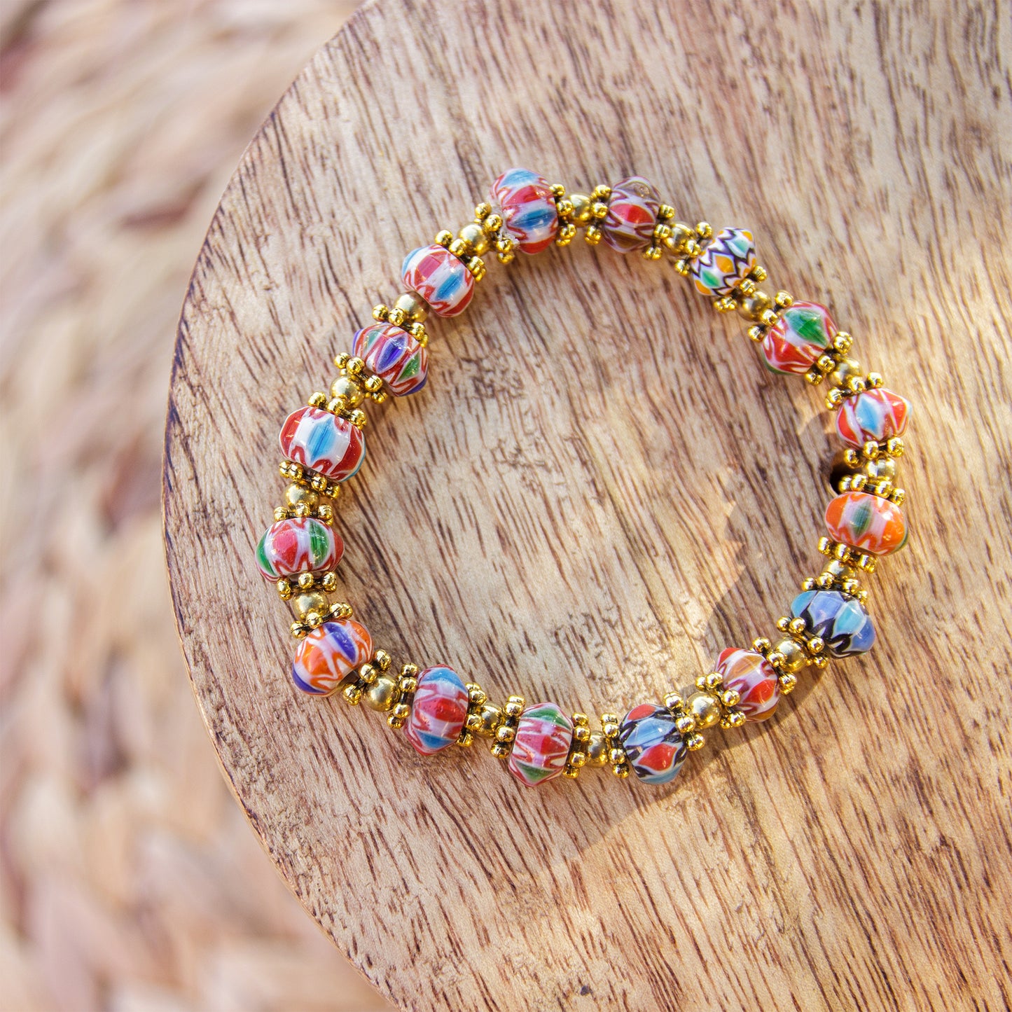 Bracelet perle chevron rouge multicolore en céramique - caurisandco