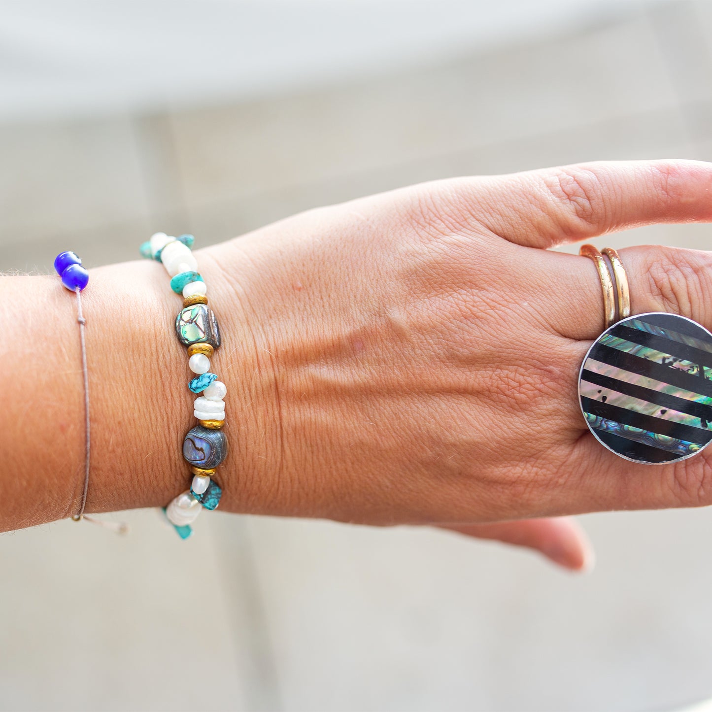 bracelet en perles heishi coquillage et abalone - caurisandco