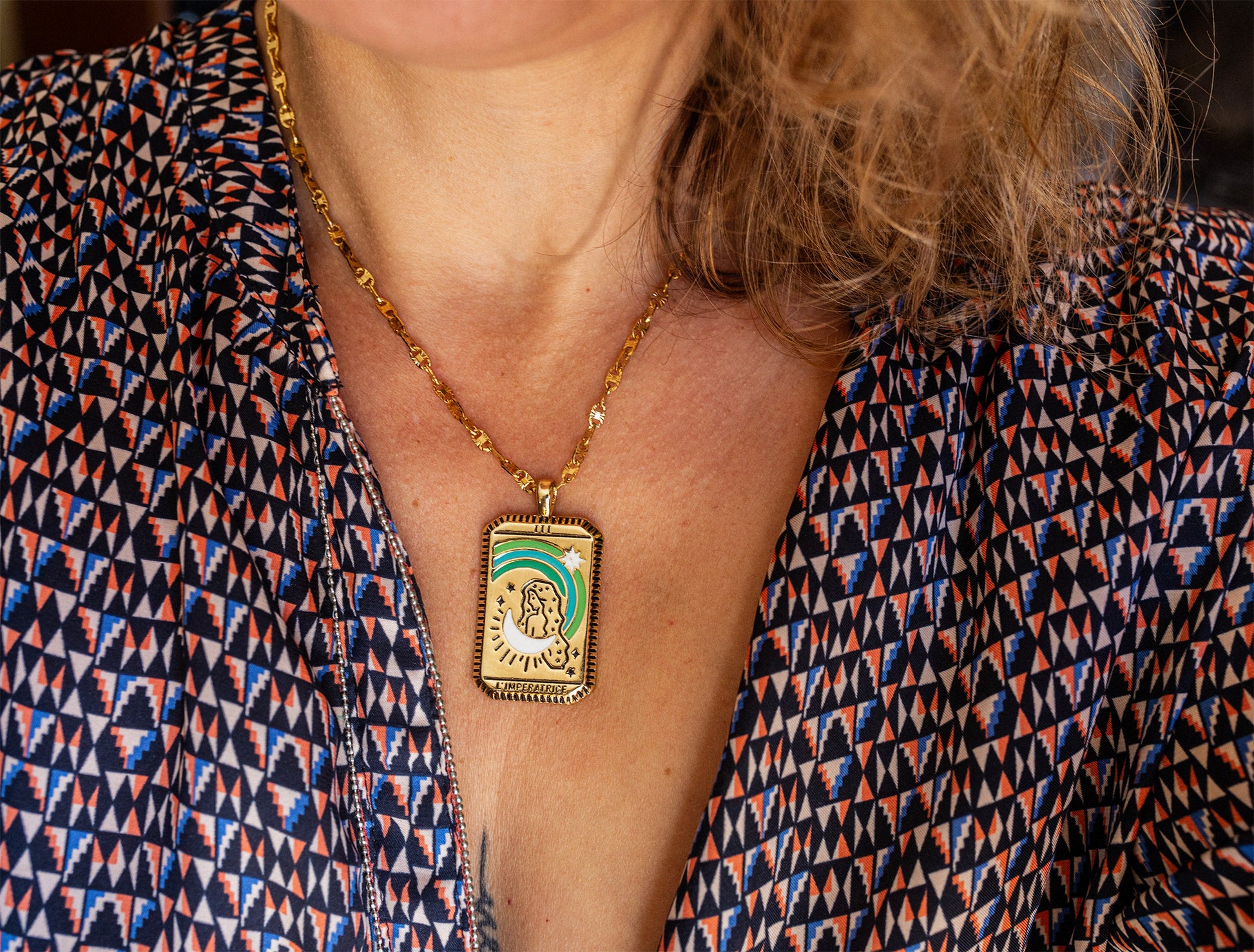 collier carte tarot 'l'imperatrice et chaine en laiton doré - caurisandco