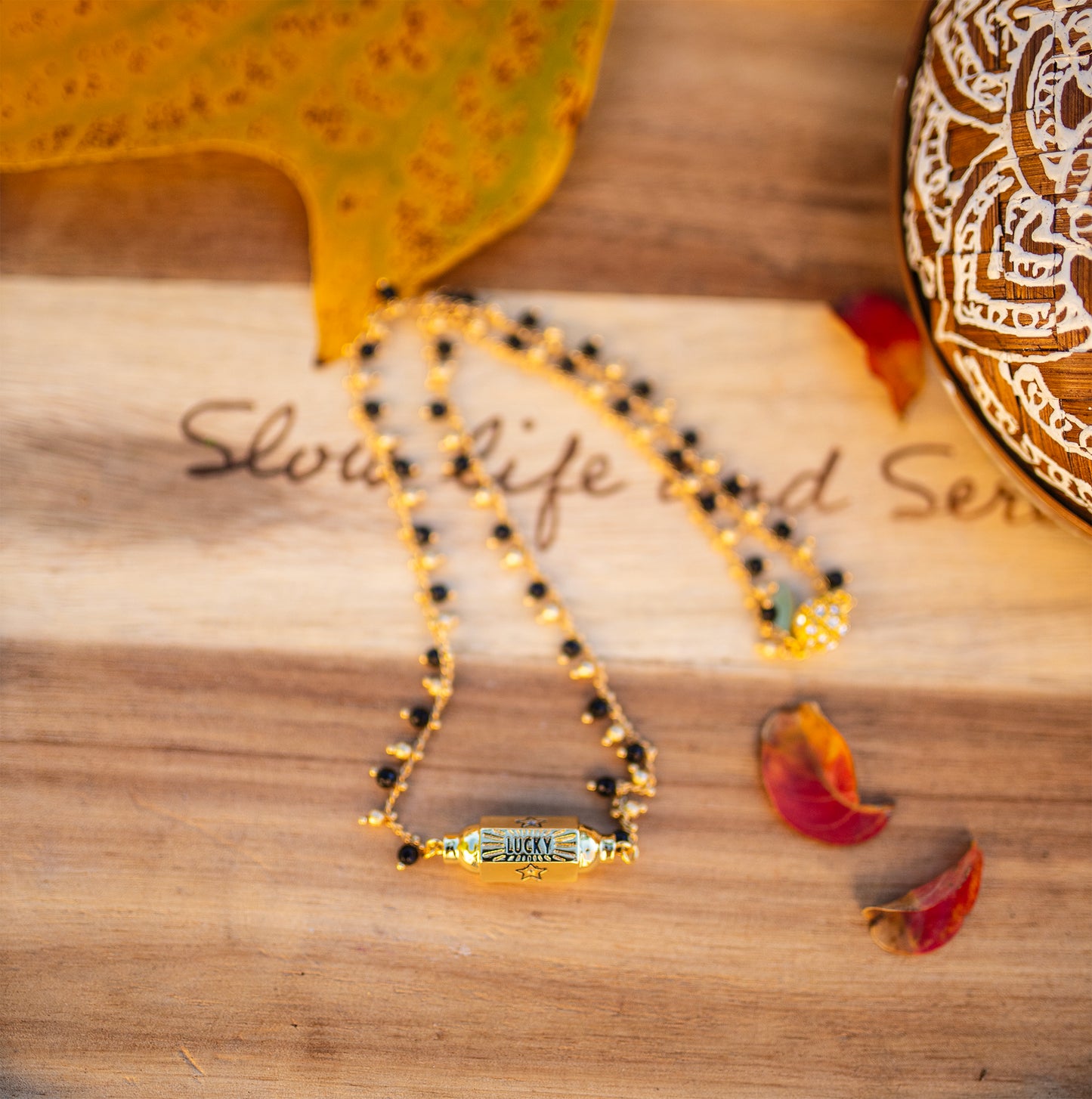 collier talisman lucky perles à message et chaine rosaire noire - caurisandco