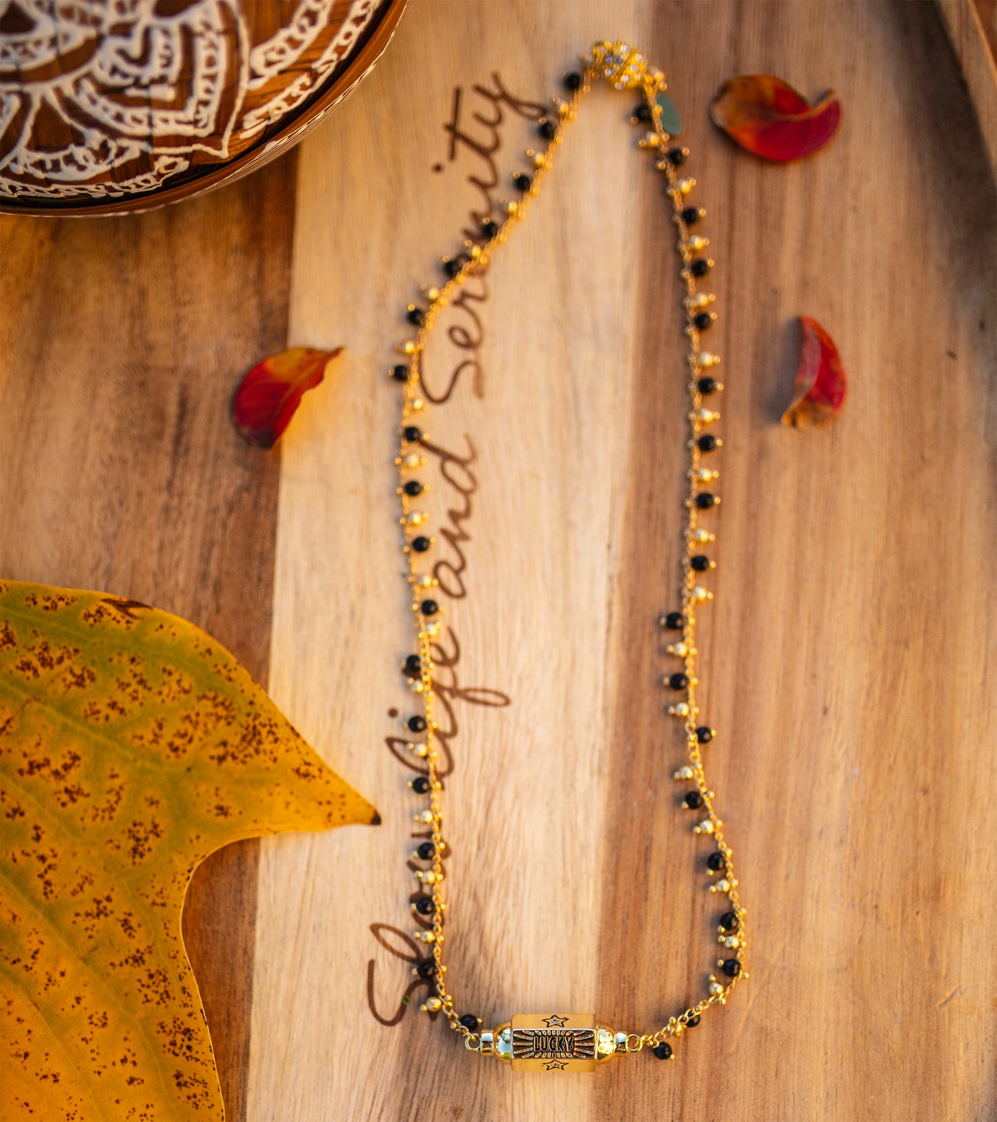 collier talisman lucky perles à message et chaine rosaire noire - caurisandco
