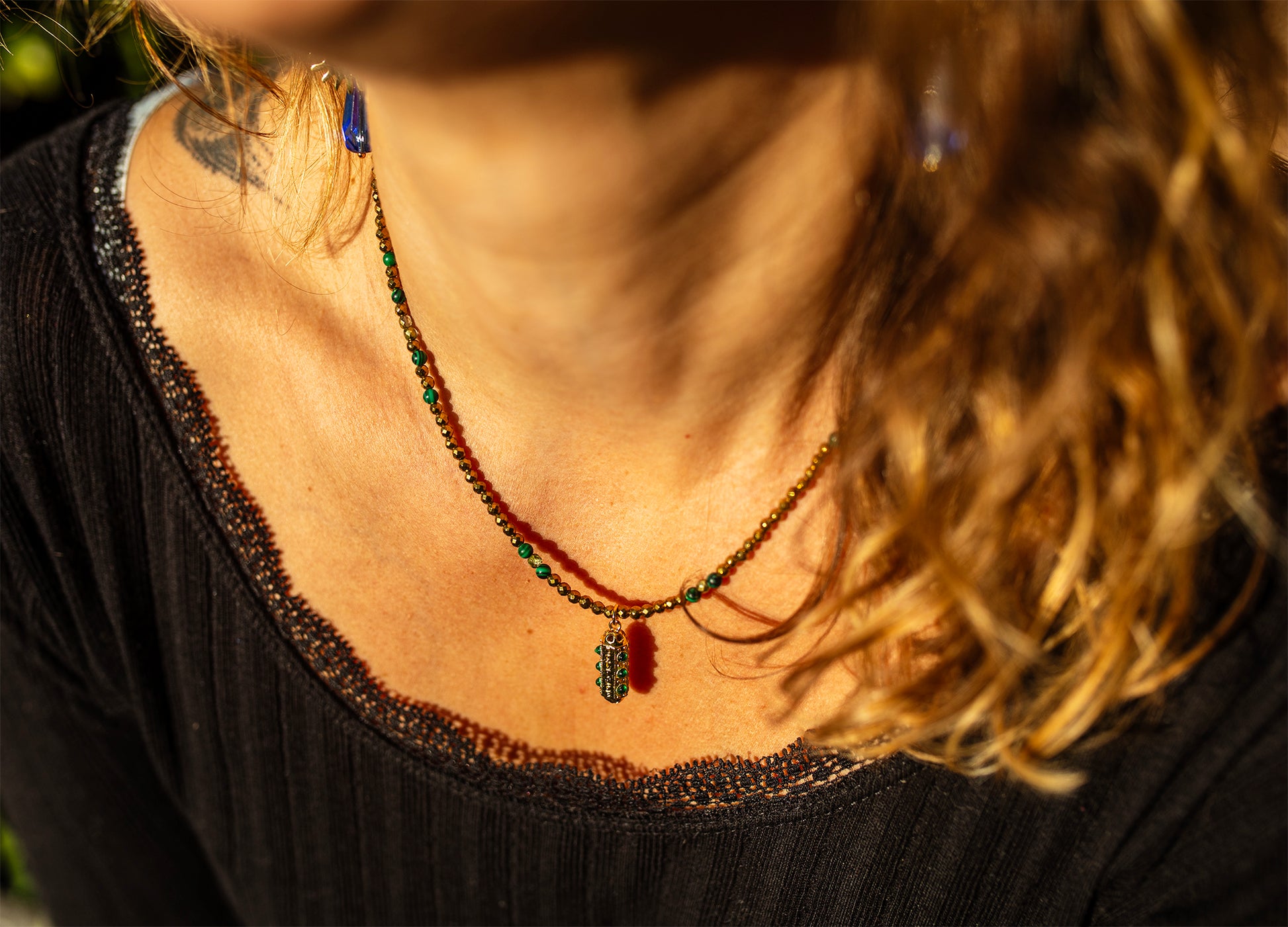 collier talisman amulette et perles d' hématite dorées et imitation malachite fait main - caurisandco