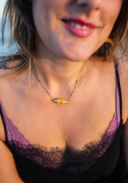 collier talisman en laiton doré et coeur jaune et orange - caurisandco