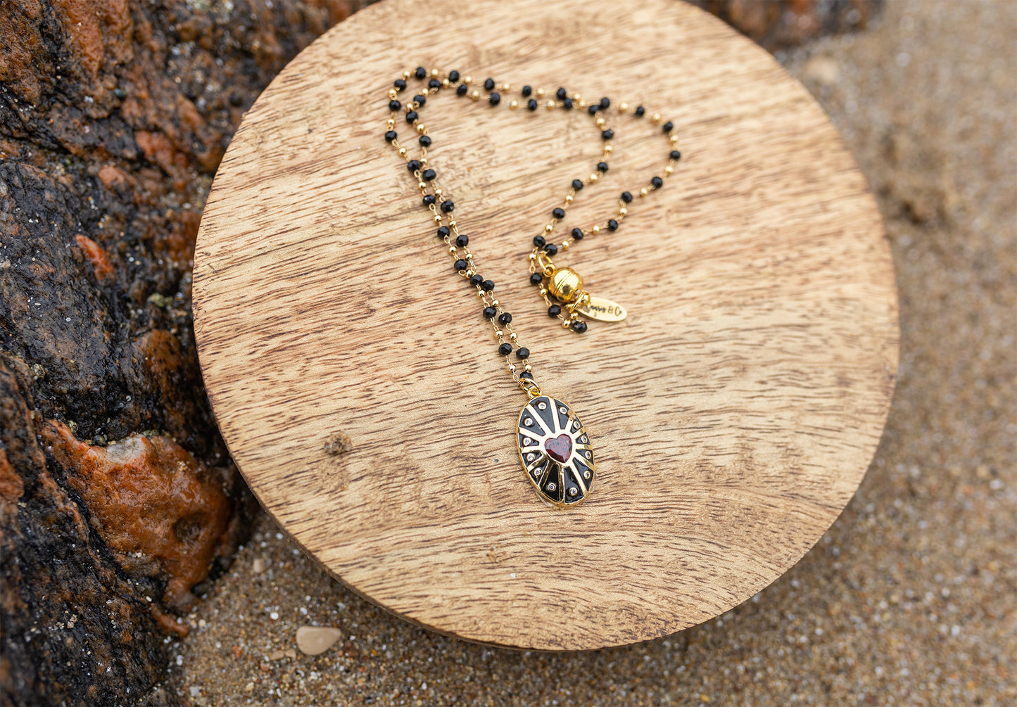collier pendentif talisman coeur et chaine rosaire noire fait main - caurisandco