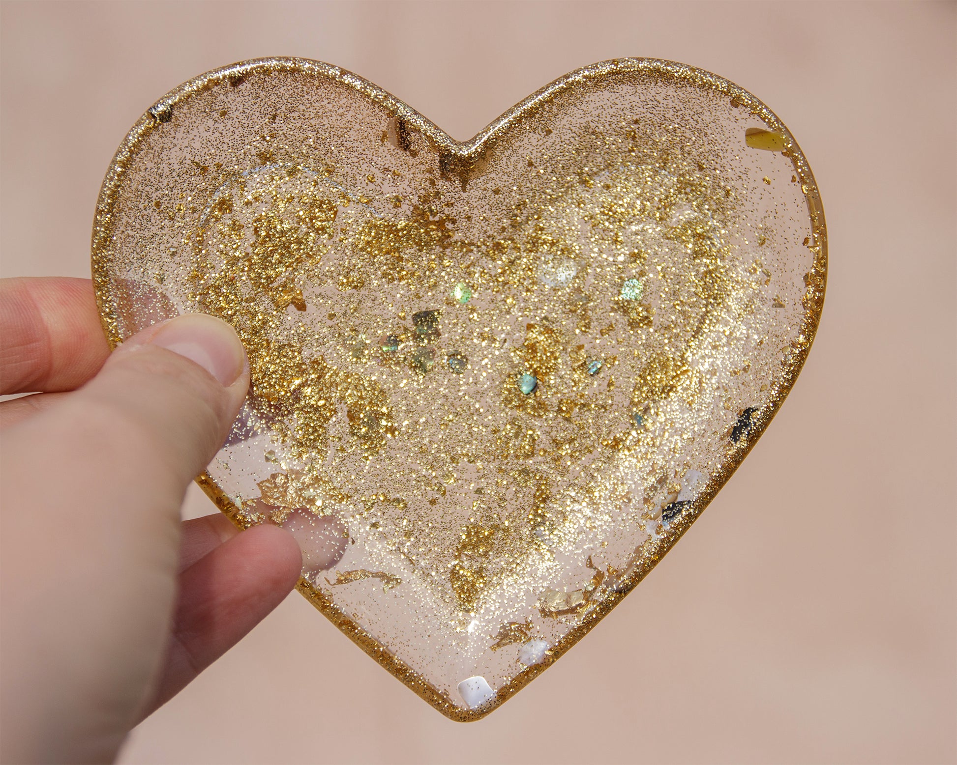 Coupelle coeur en résine avec inclusion coquillage (porte bijou-savon ou vide poche) taille S (11*11cm) - caurisandco