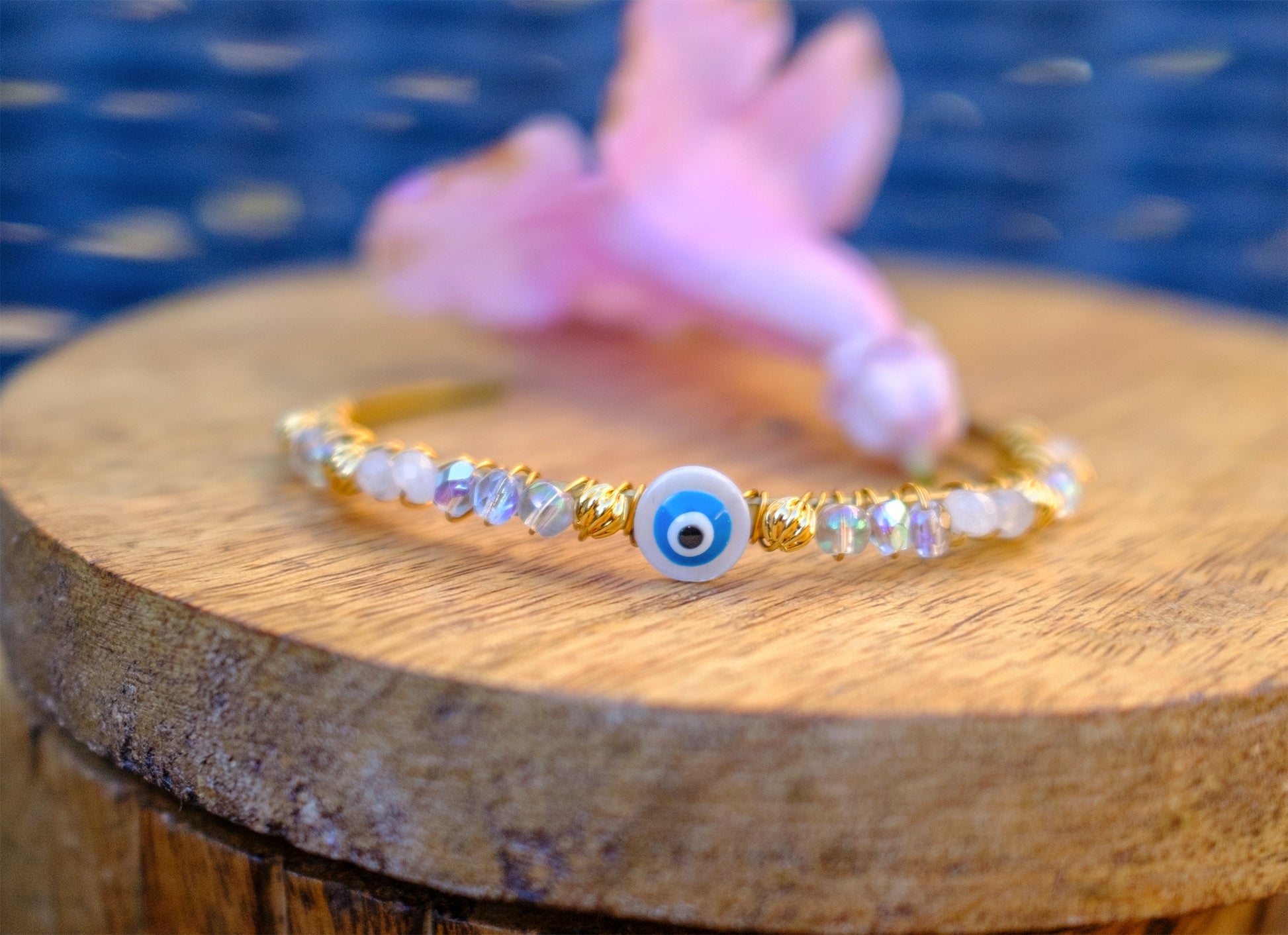 Bracelet femme nacre 6 mm et perle en verre oeil – caurisandco