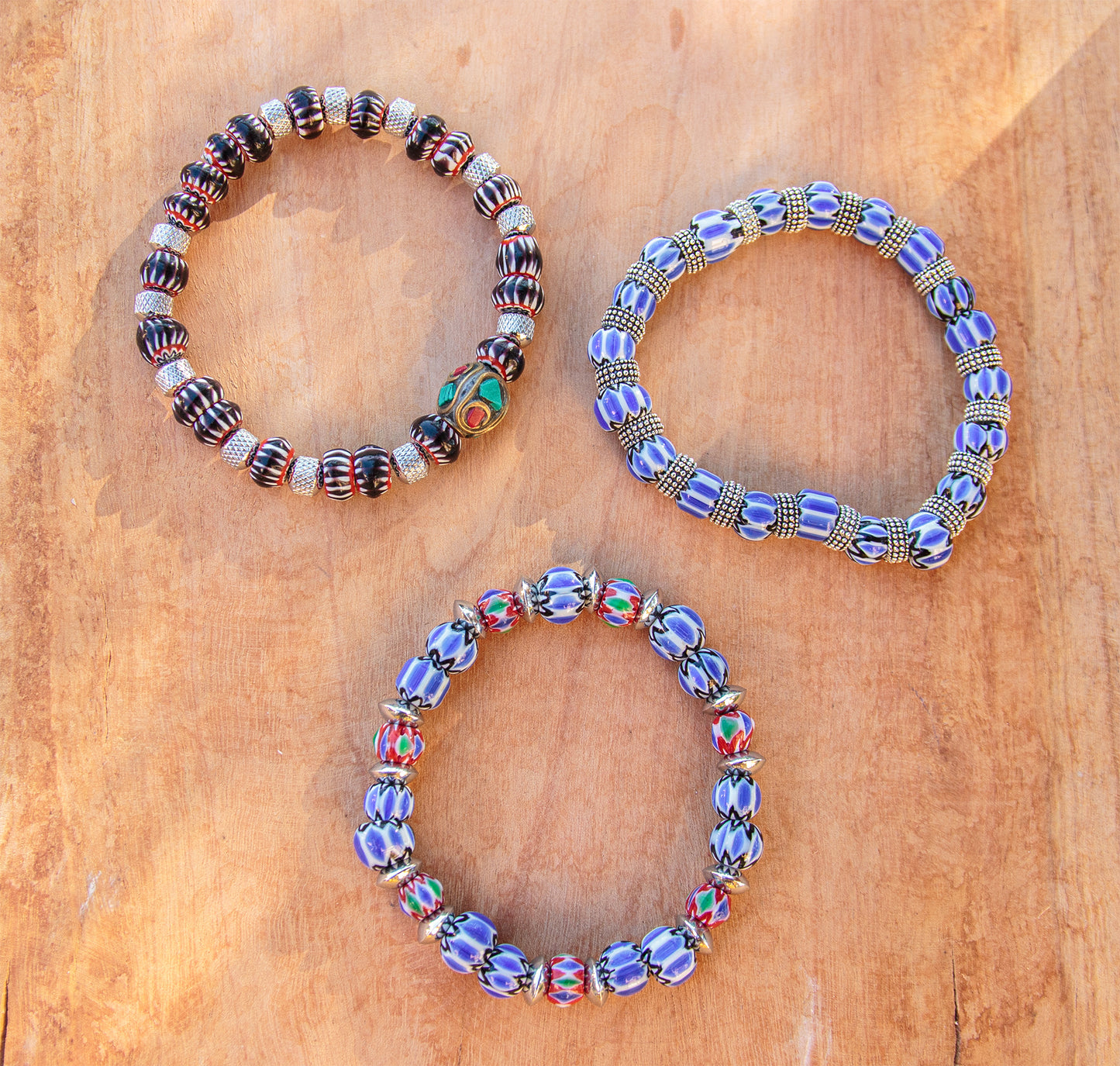 Bracelet perle chevron bleu foncé et rouge en céramique - caurisandco
