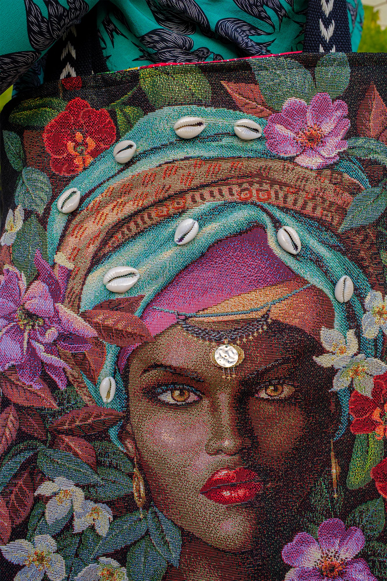 tote bag toile de jute sleepy beauty et visage africain avec coquillage brodé 45*45 cm doublure batik PIECE UNIQUE - caurisandco